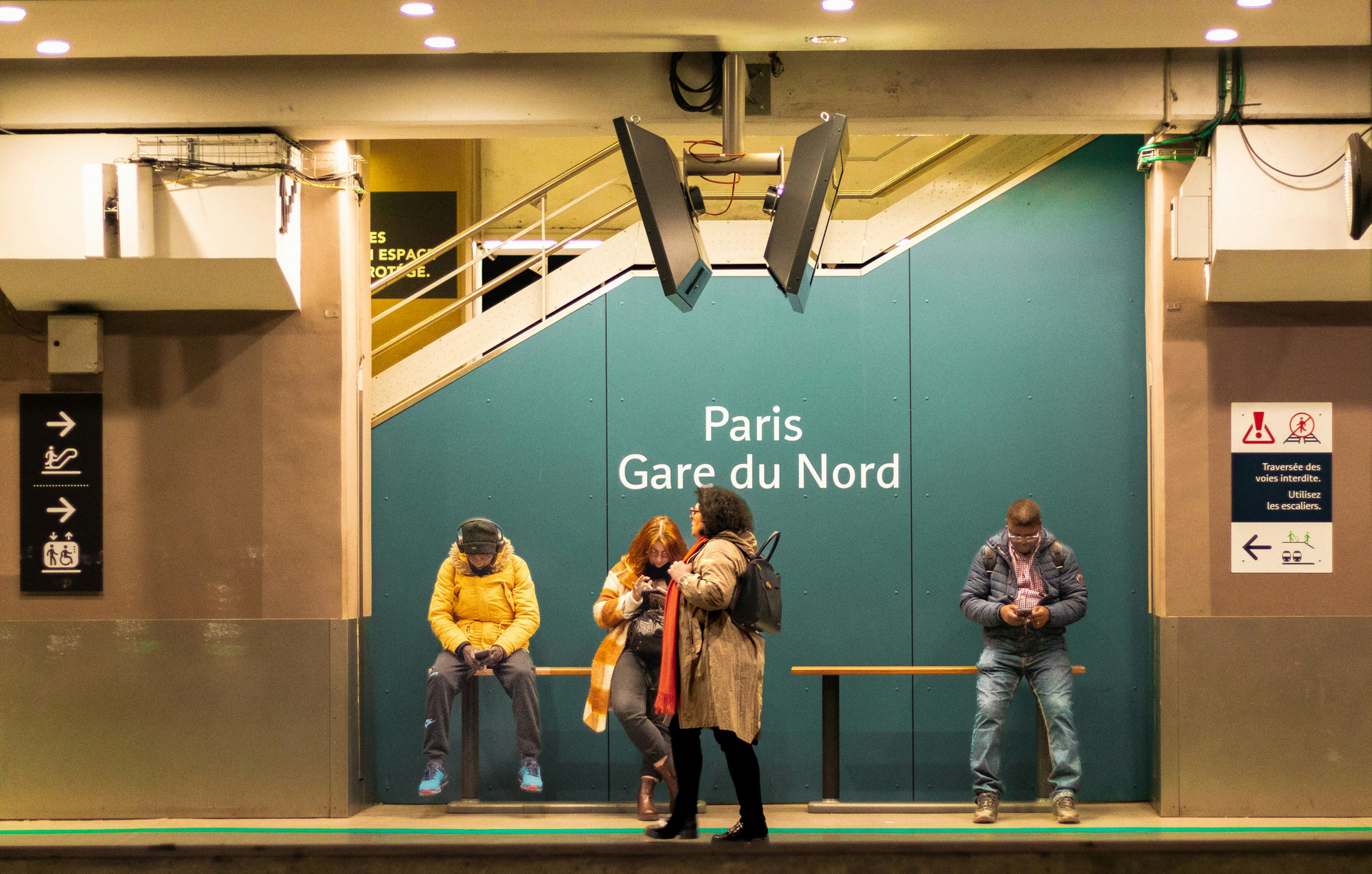 A group of people standing in front of a building, 