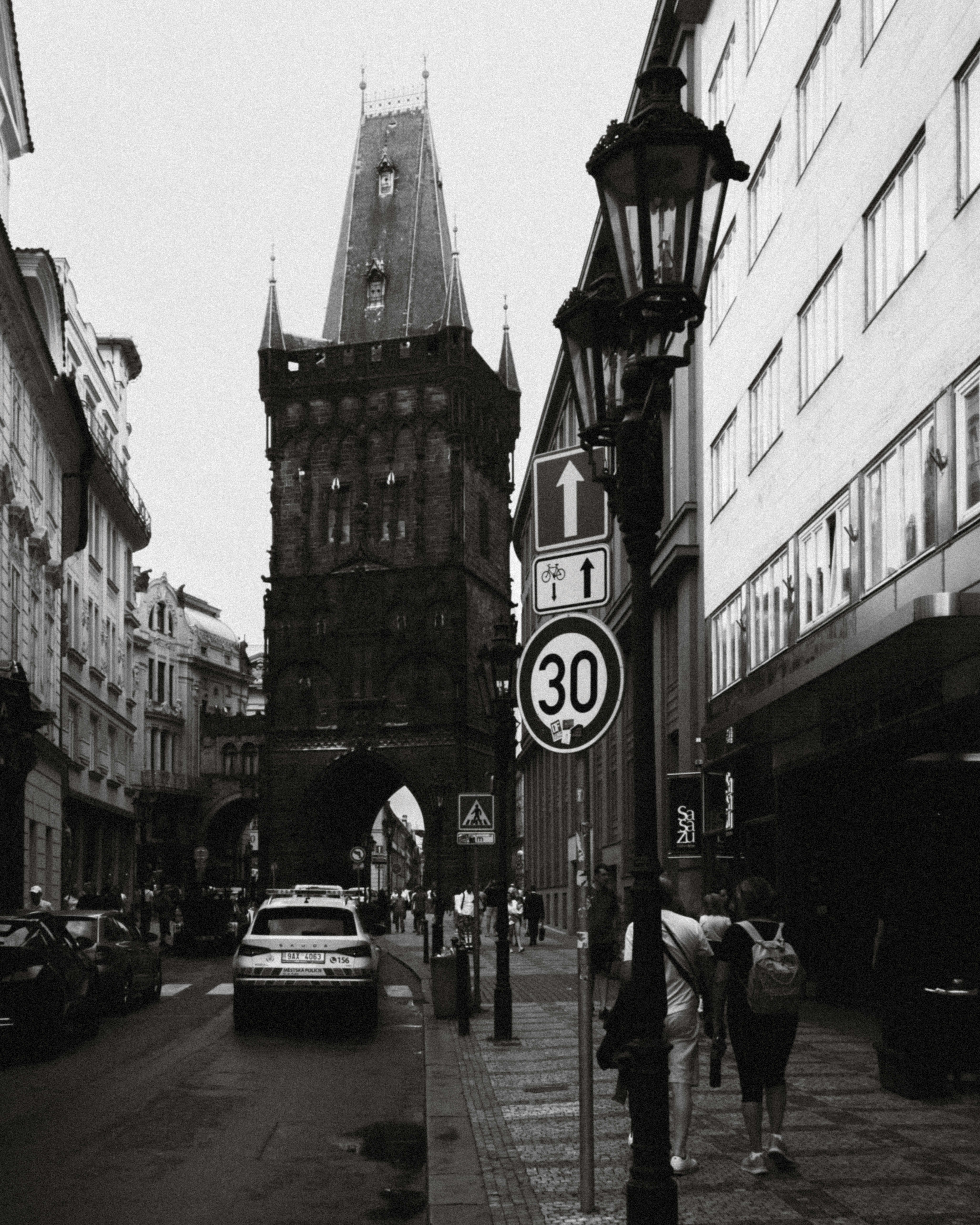 Ein Schwarz-Weiß-Foto einer Stadtstraße