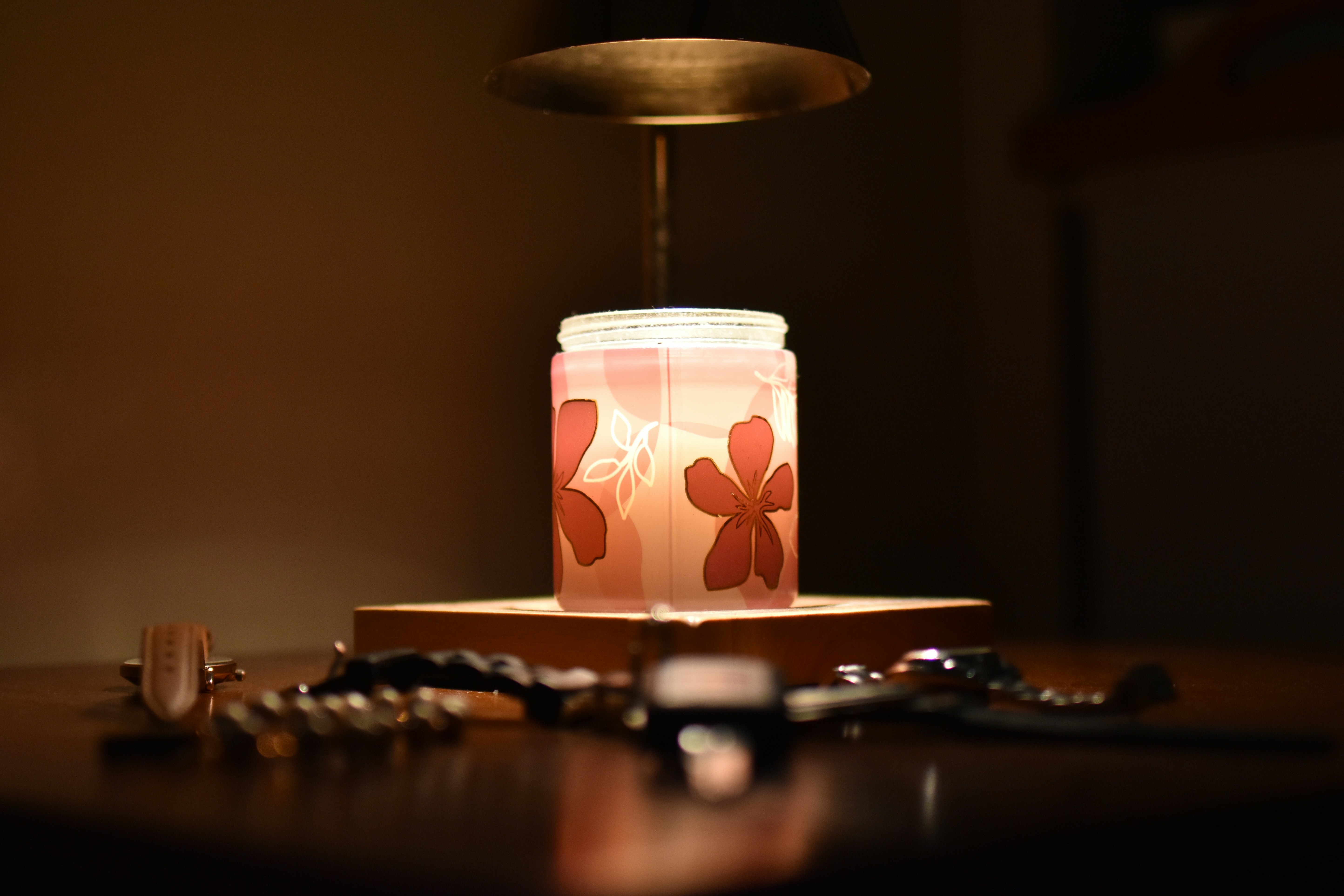 Büroarbeitsplatz mit Kerzenlicht für entspannte Atmosphäre