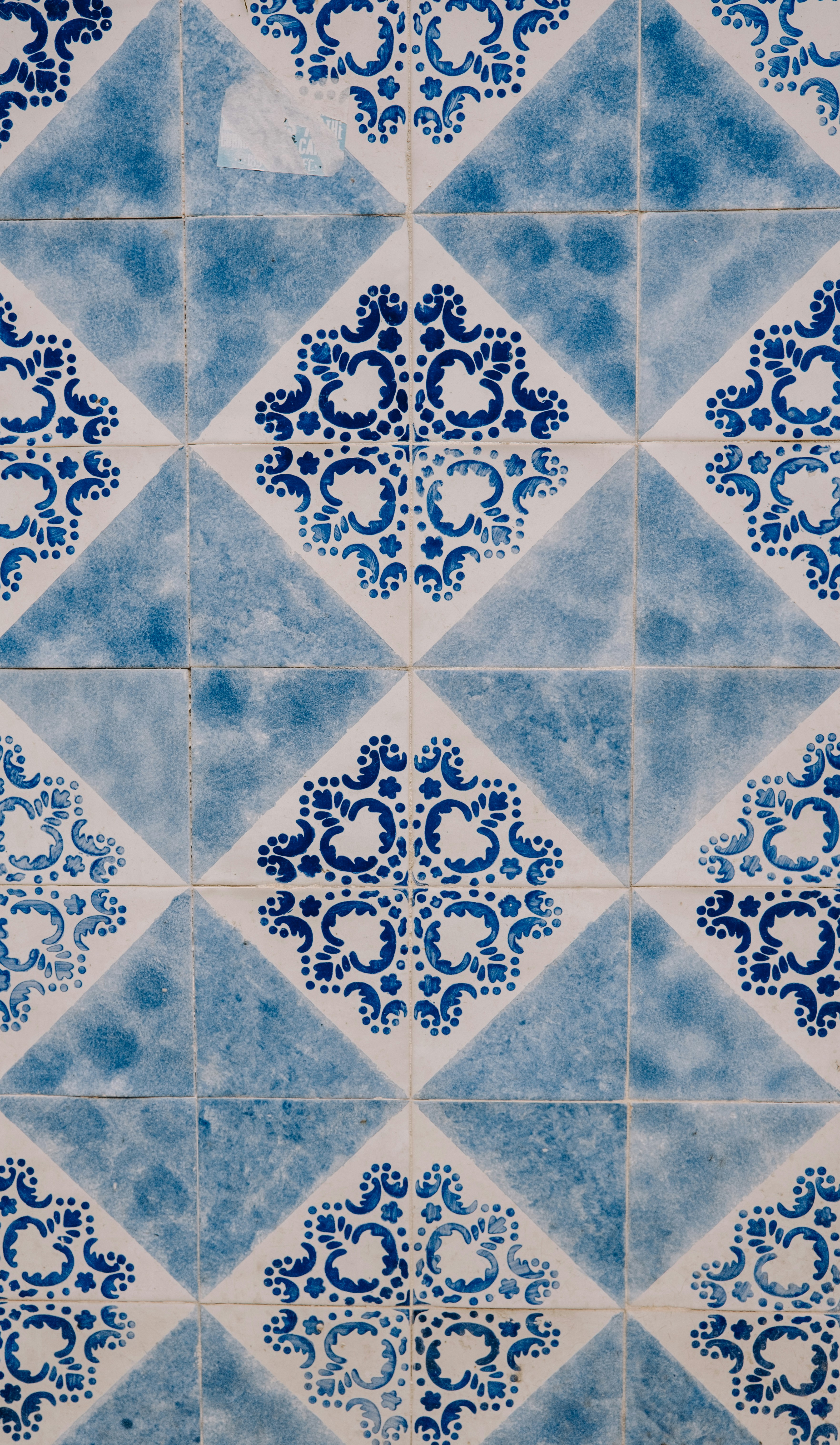 A blue and white tiled wall with blue and white designs