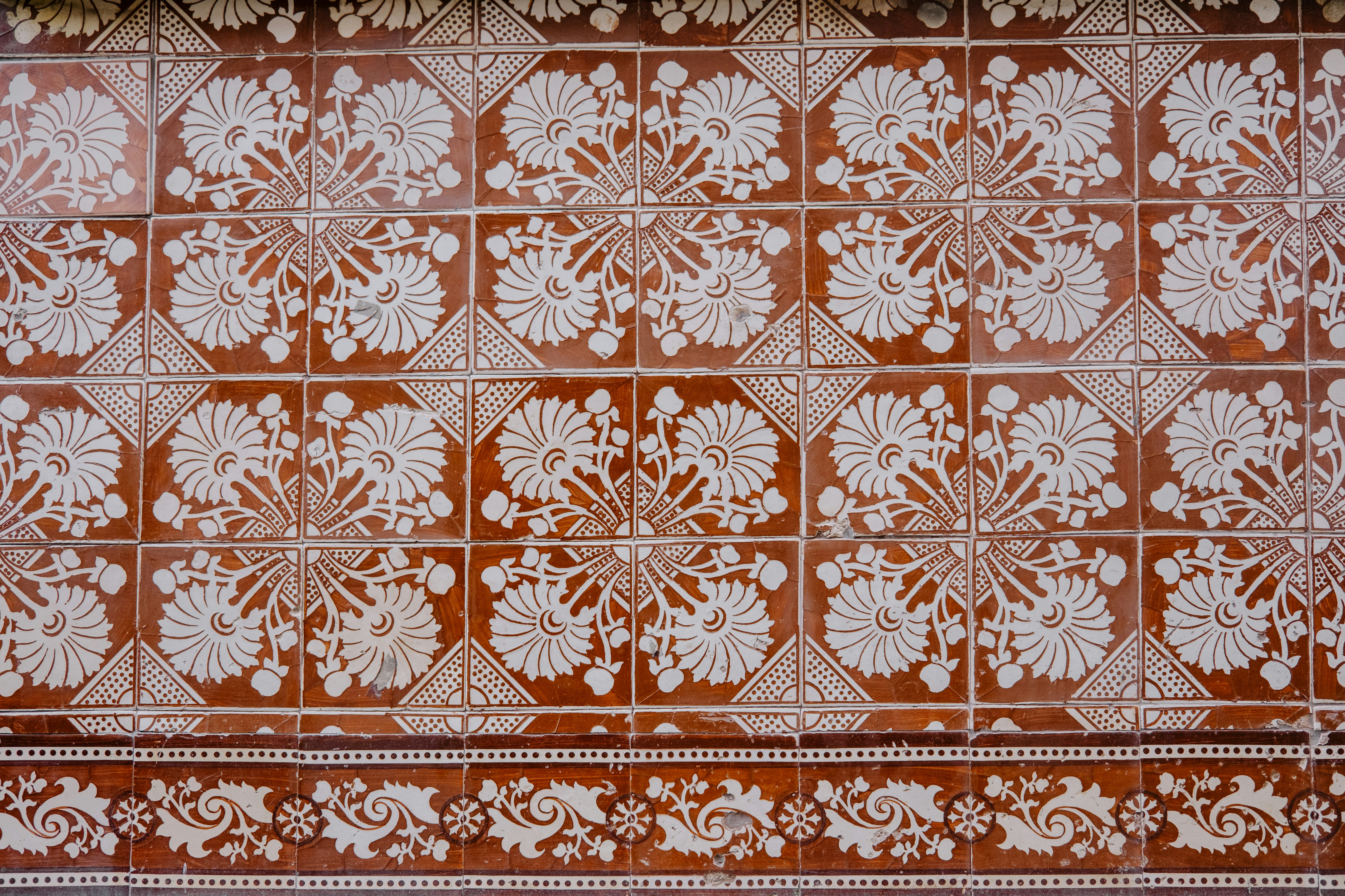 Tile wall with flowers