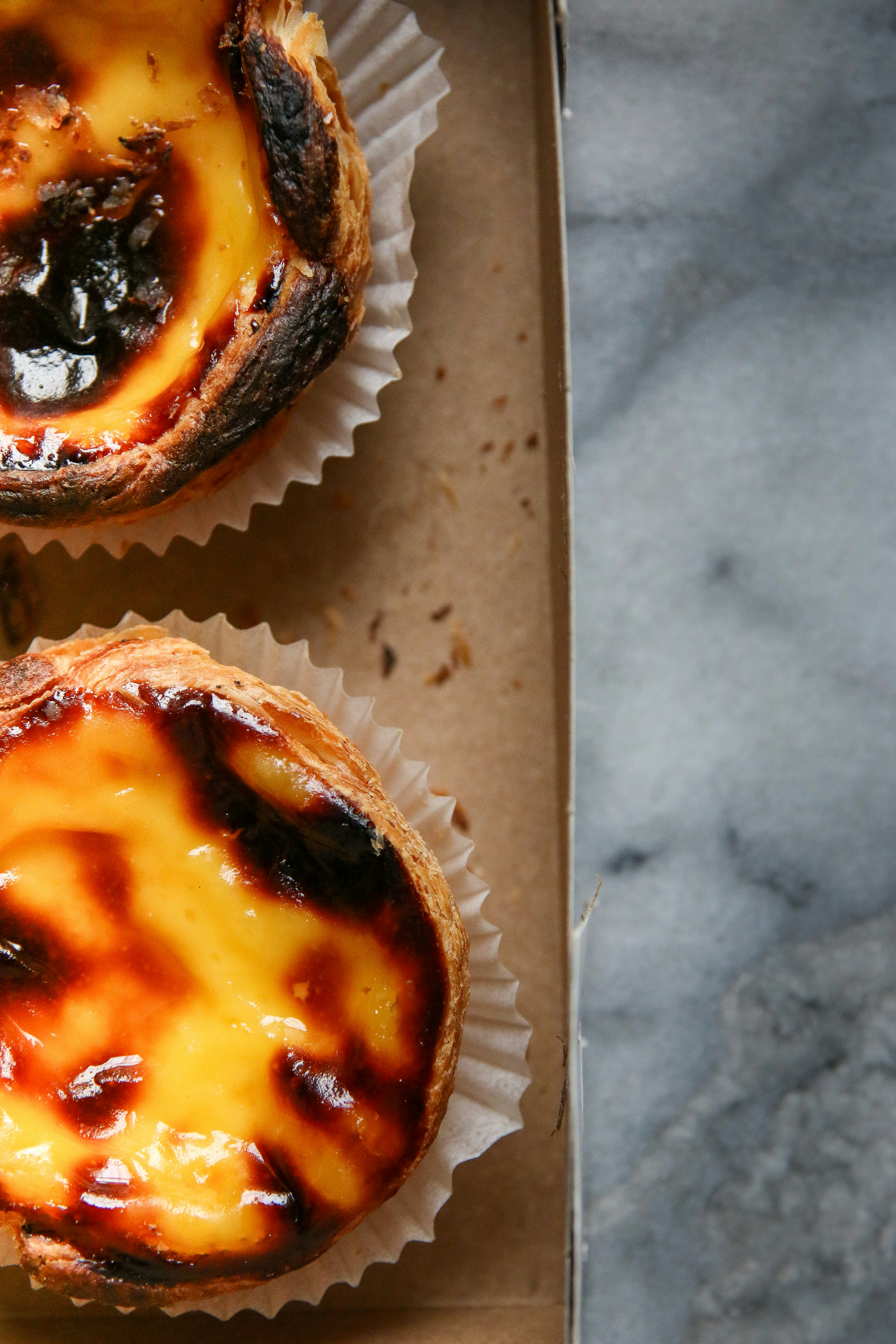 Un paio di cupcakes seduti sopra un tavolo