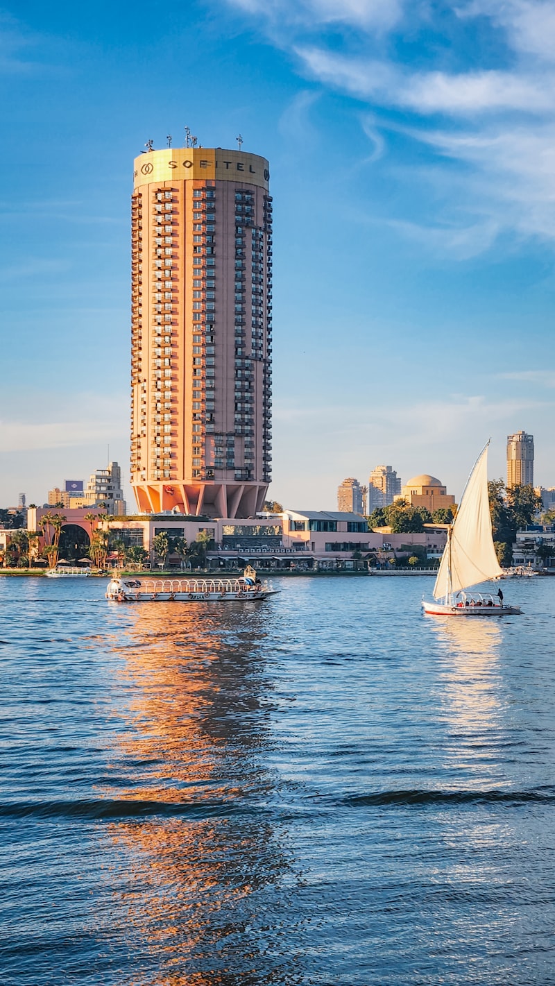 Faluca navegando por el Nilo