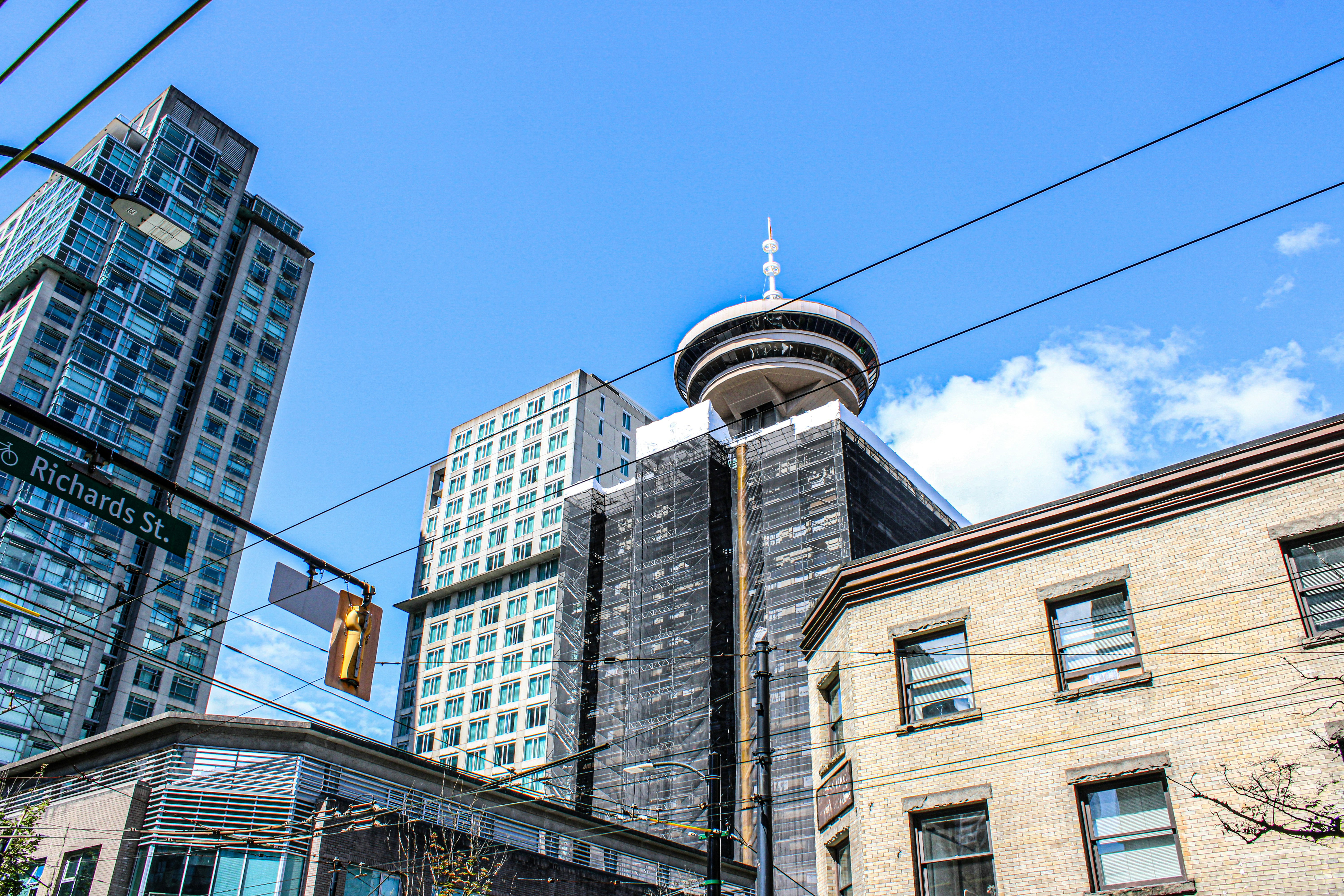 lively street in Downtown Vancouver, WA with cafes and shops - vancouver apartments