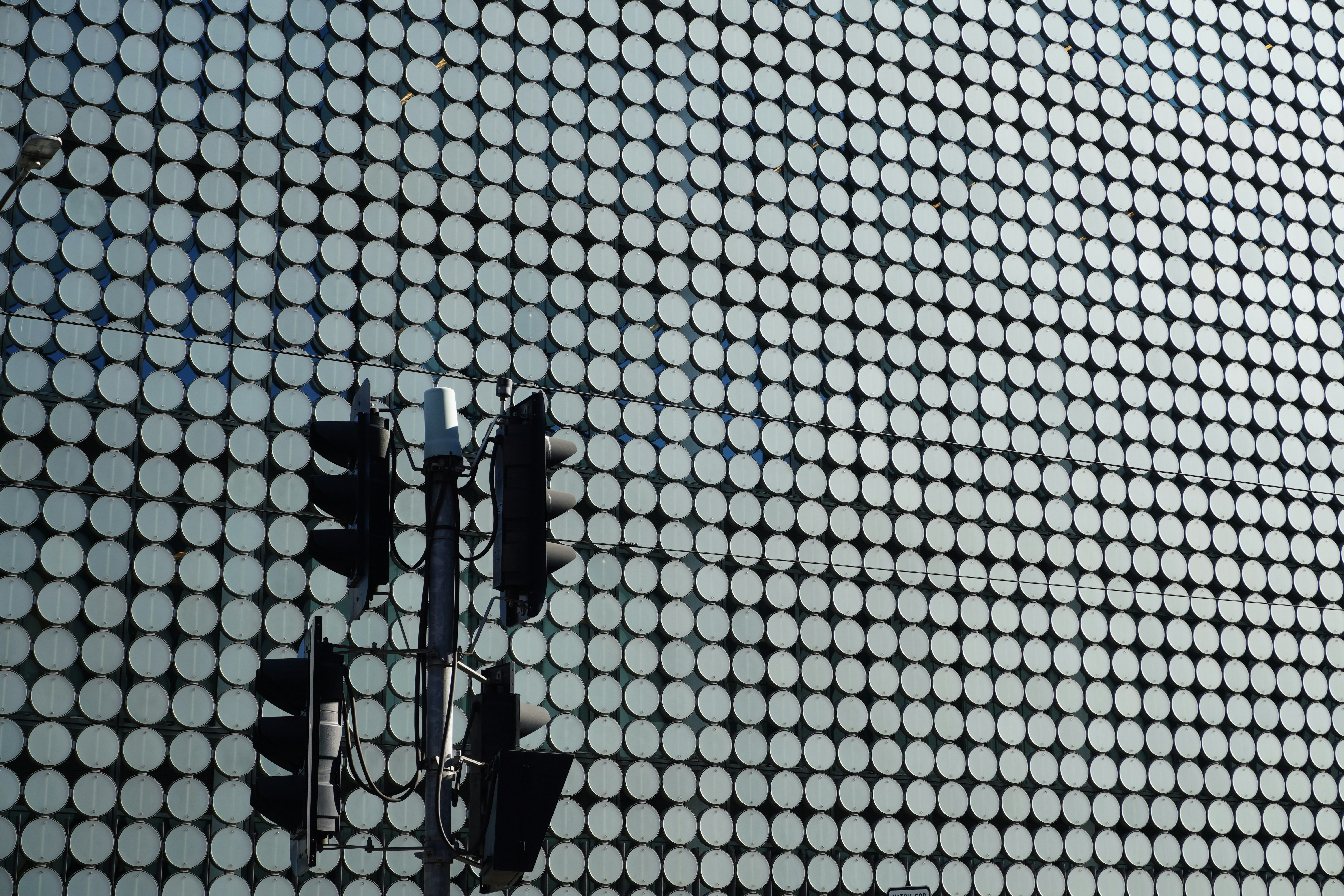 A traffic light sitting on the side of a building