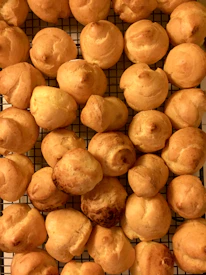 A bunch of doughnuts sitting on a cooling rack