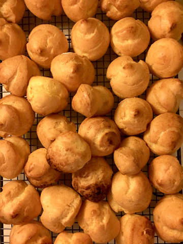 A bunch of doughnuts sitting on a cooling rack