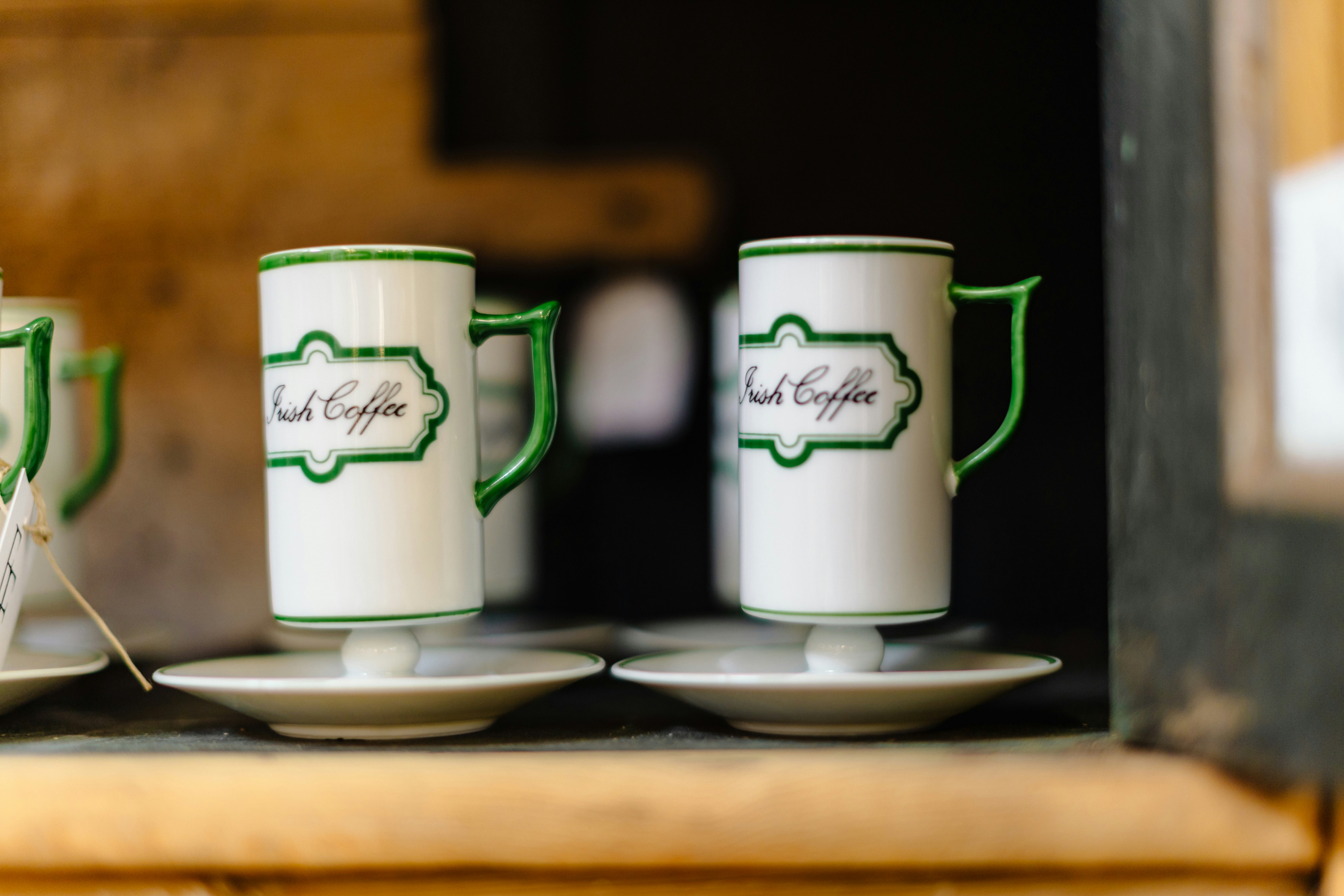 Tiga cangkir kopi duduk di atas satu sama lain