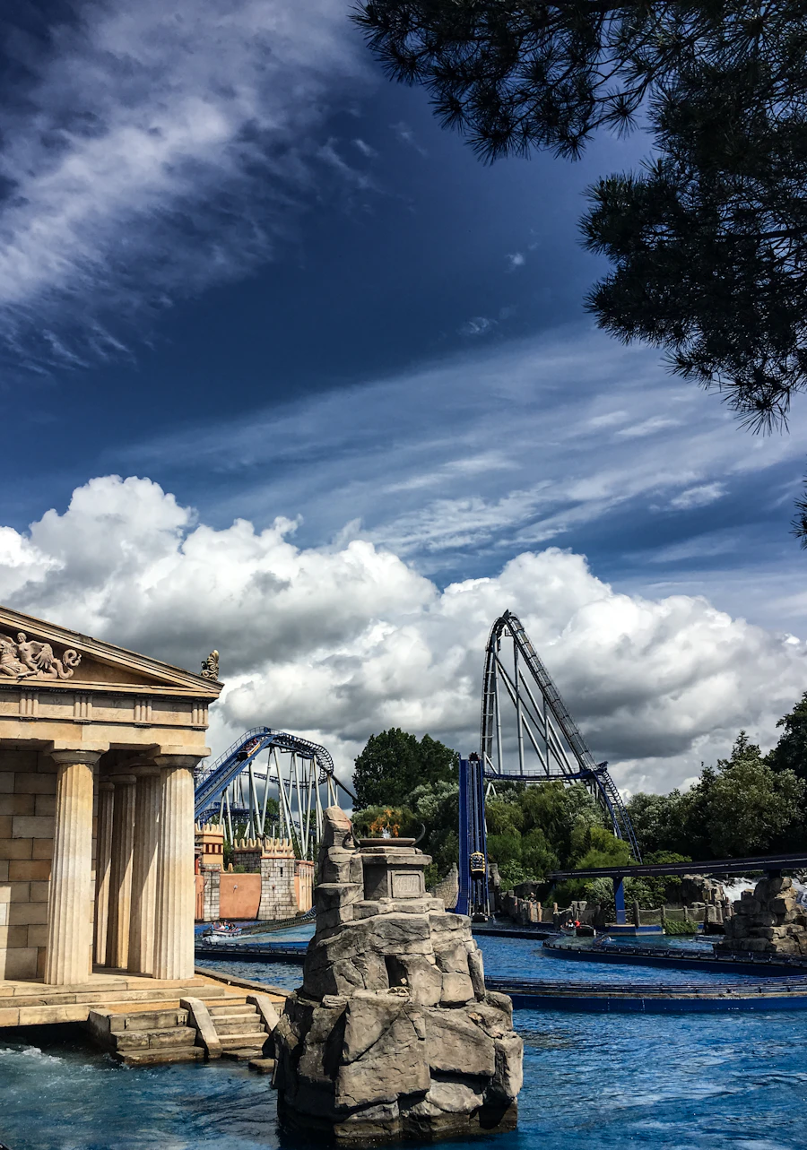 Wasserattraktion und Achterbahnschienen im griechischen Themenbereich des Europa-Parks
