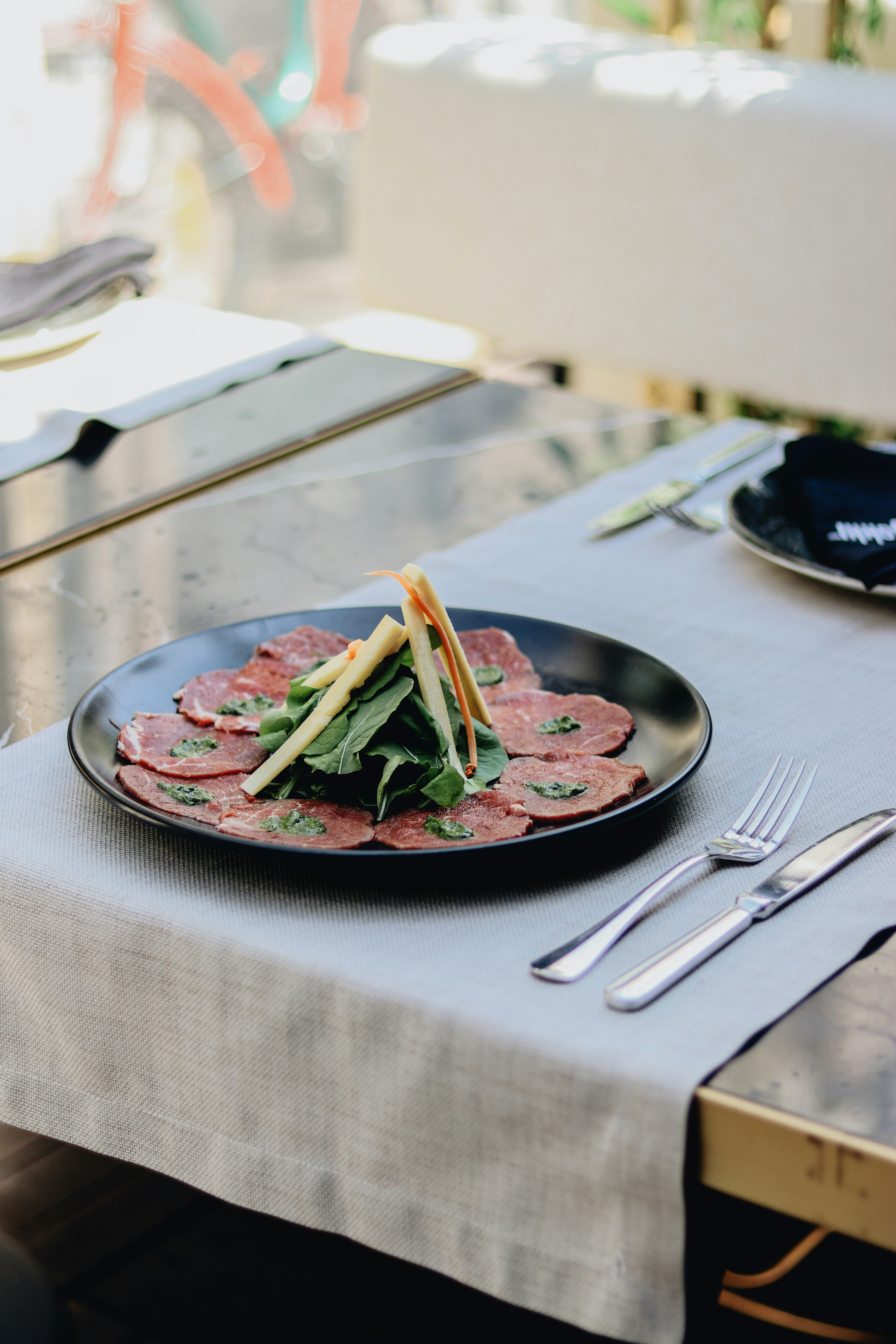 Une assiette de nourriture posée sur une table
