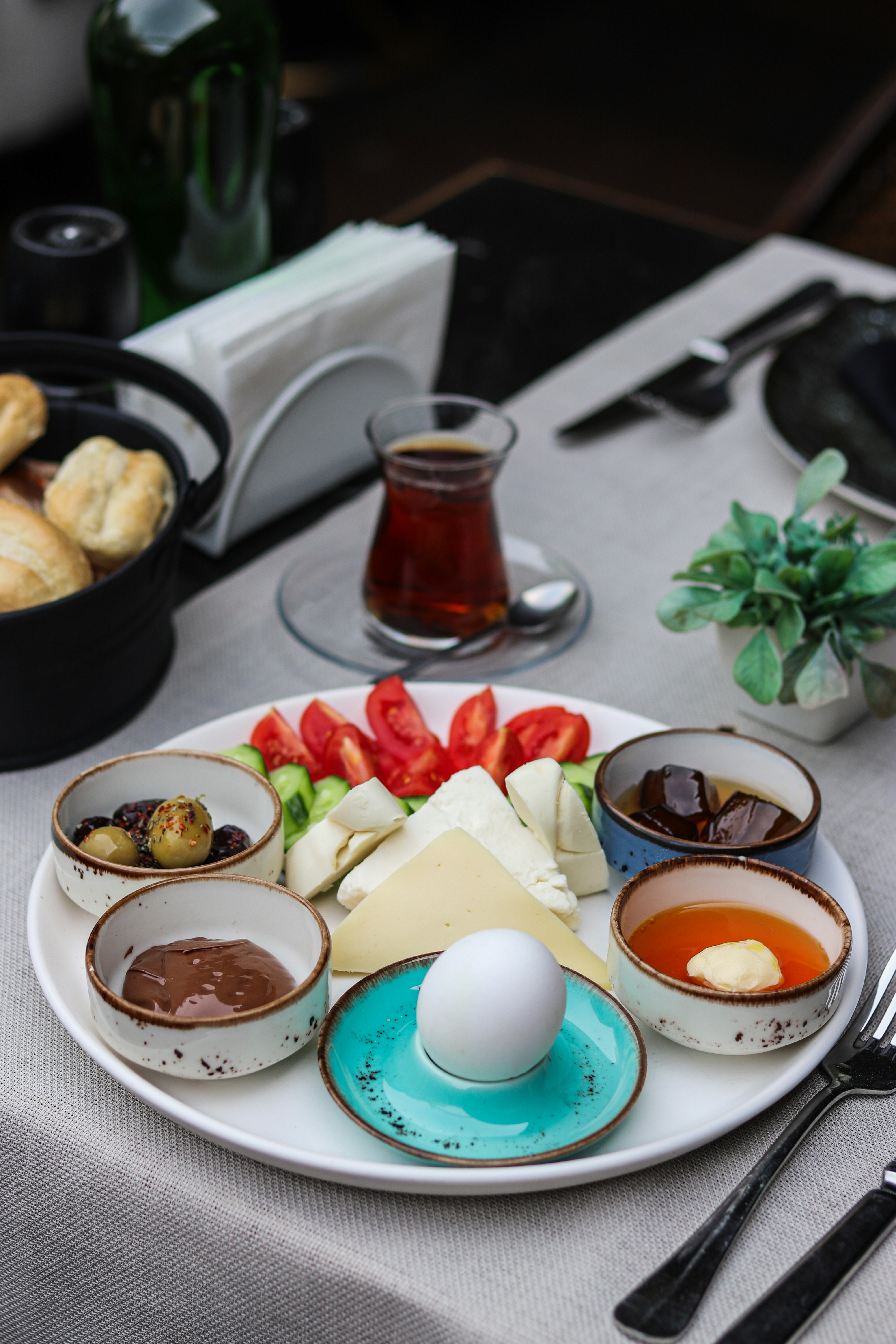 Van kahvaltısı, otlu peynir, bal, çerez ve geleneksel yöresel ürünlerle dolu sofra
