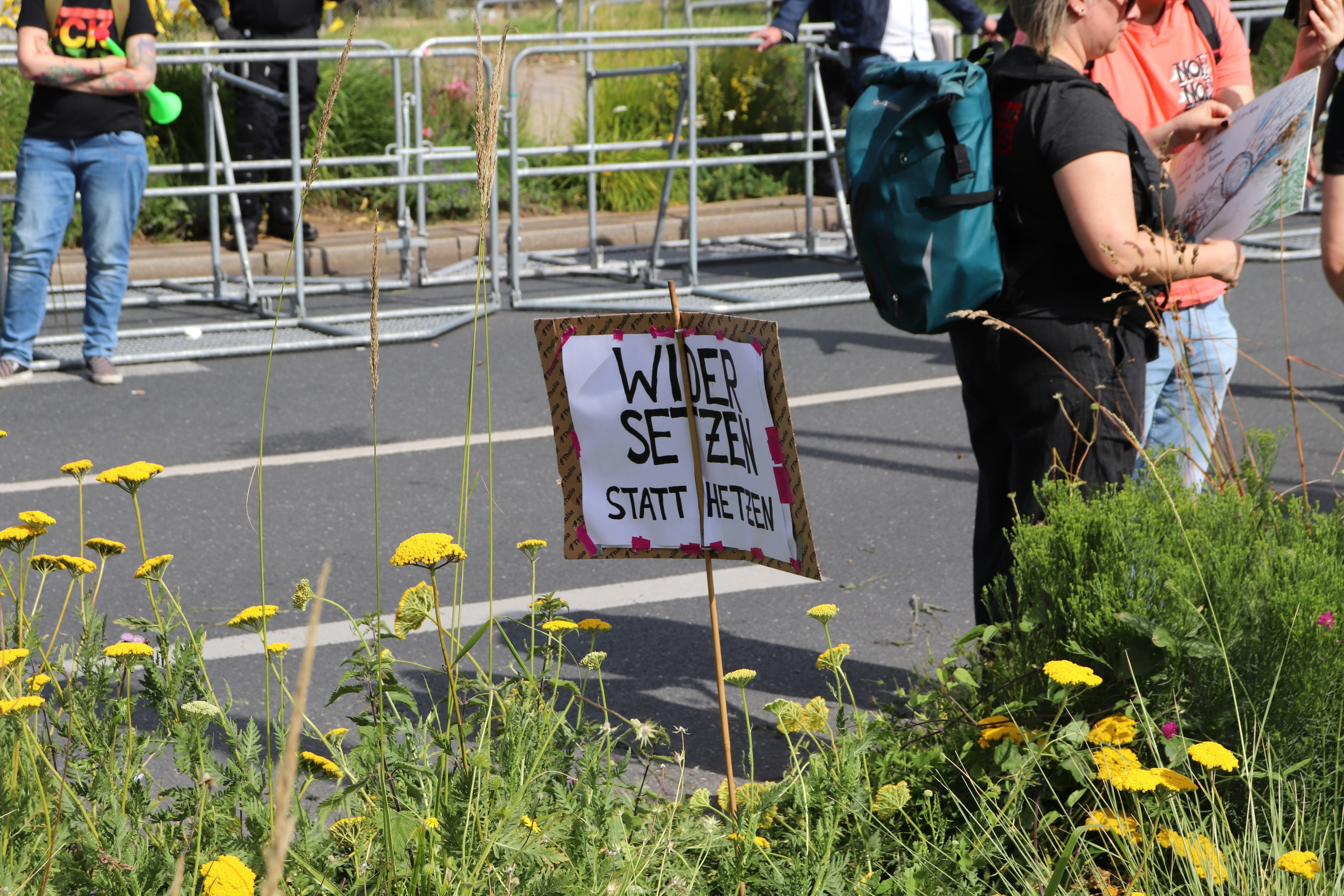 Eine Gruppe von Menschen, die am Straßenrand stehen