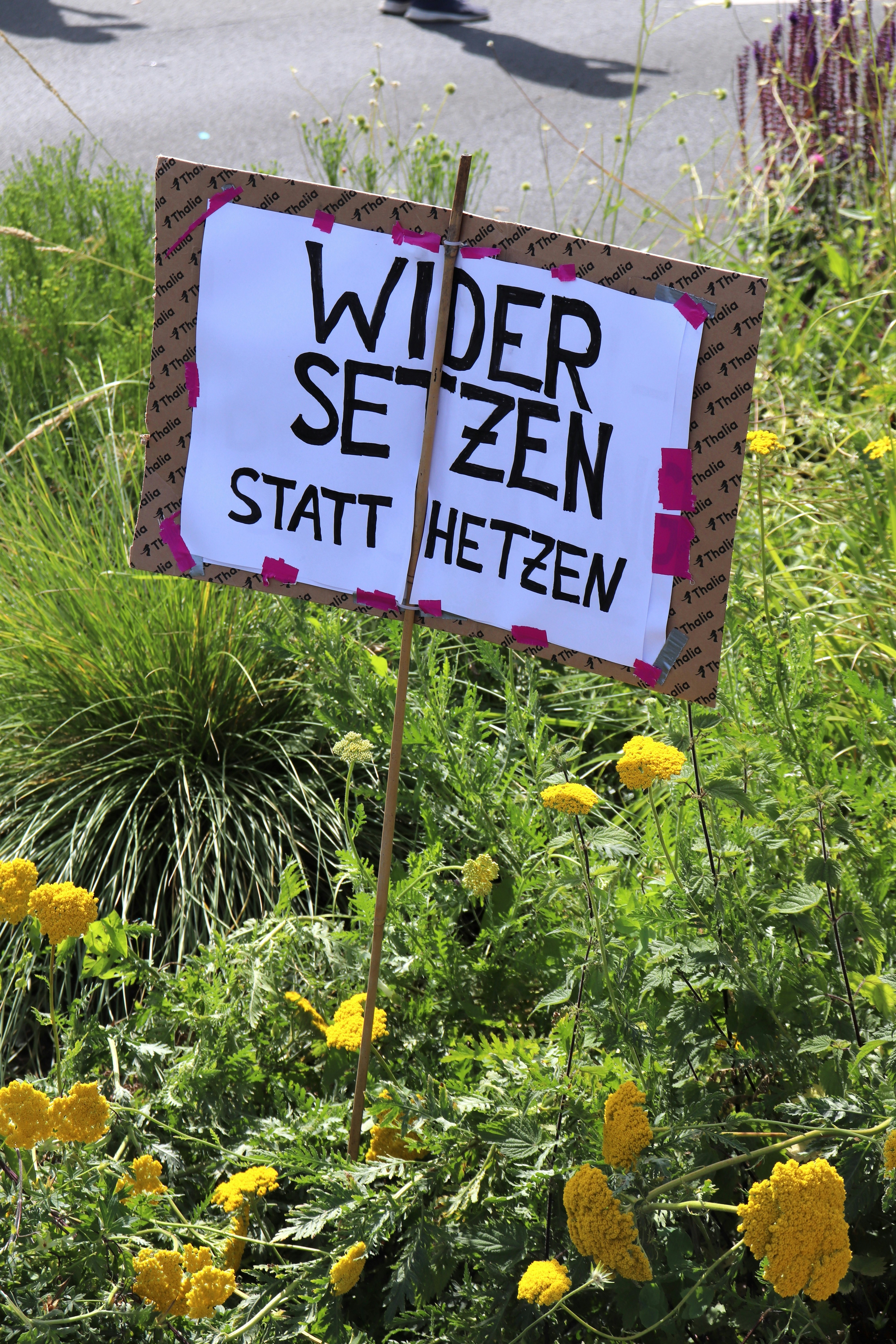 Ein Schild, das im Gras sitzt