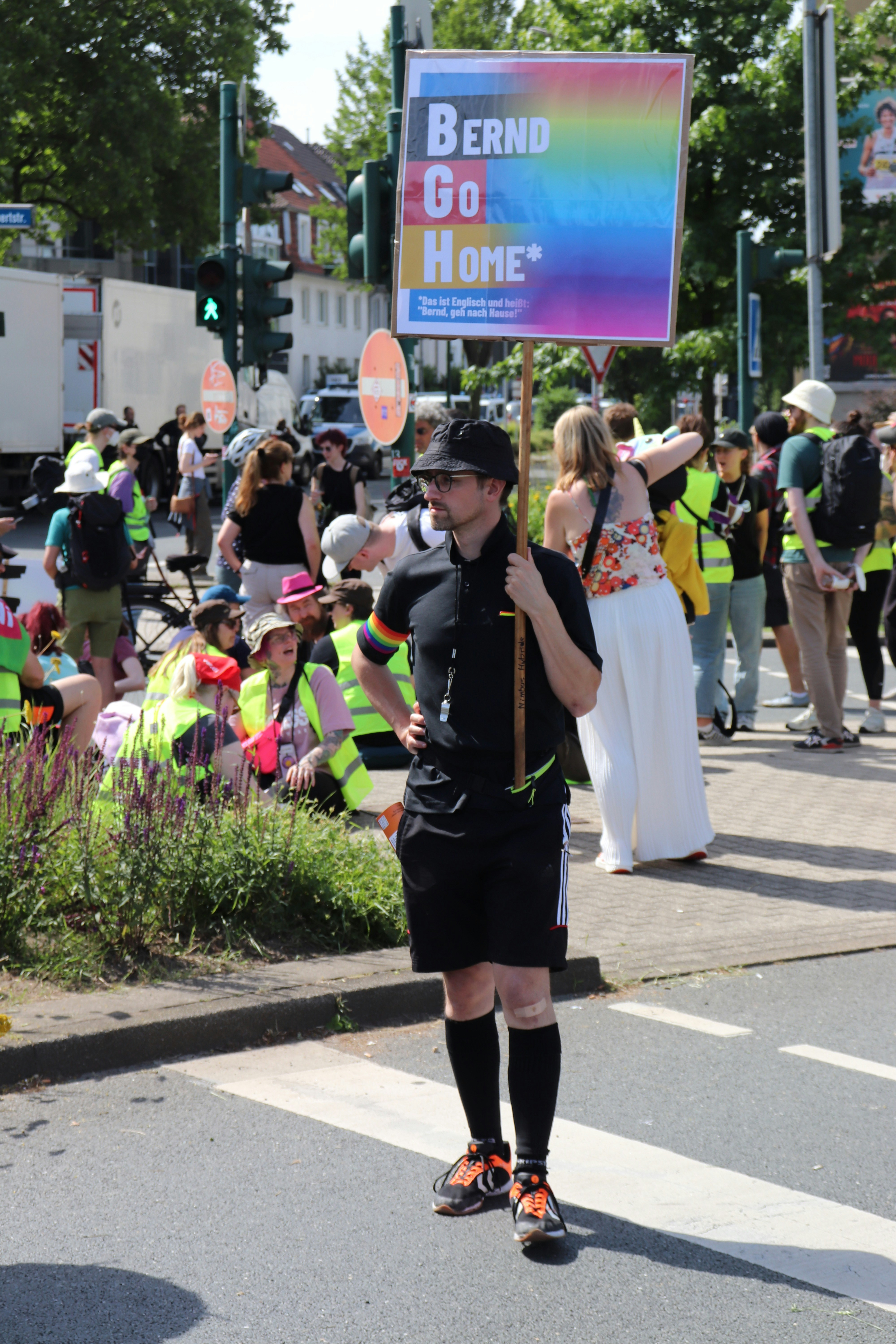 Ein Mann mit einem Schild mitten auf der Straße