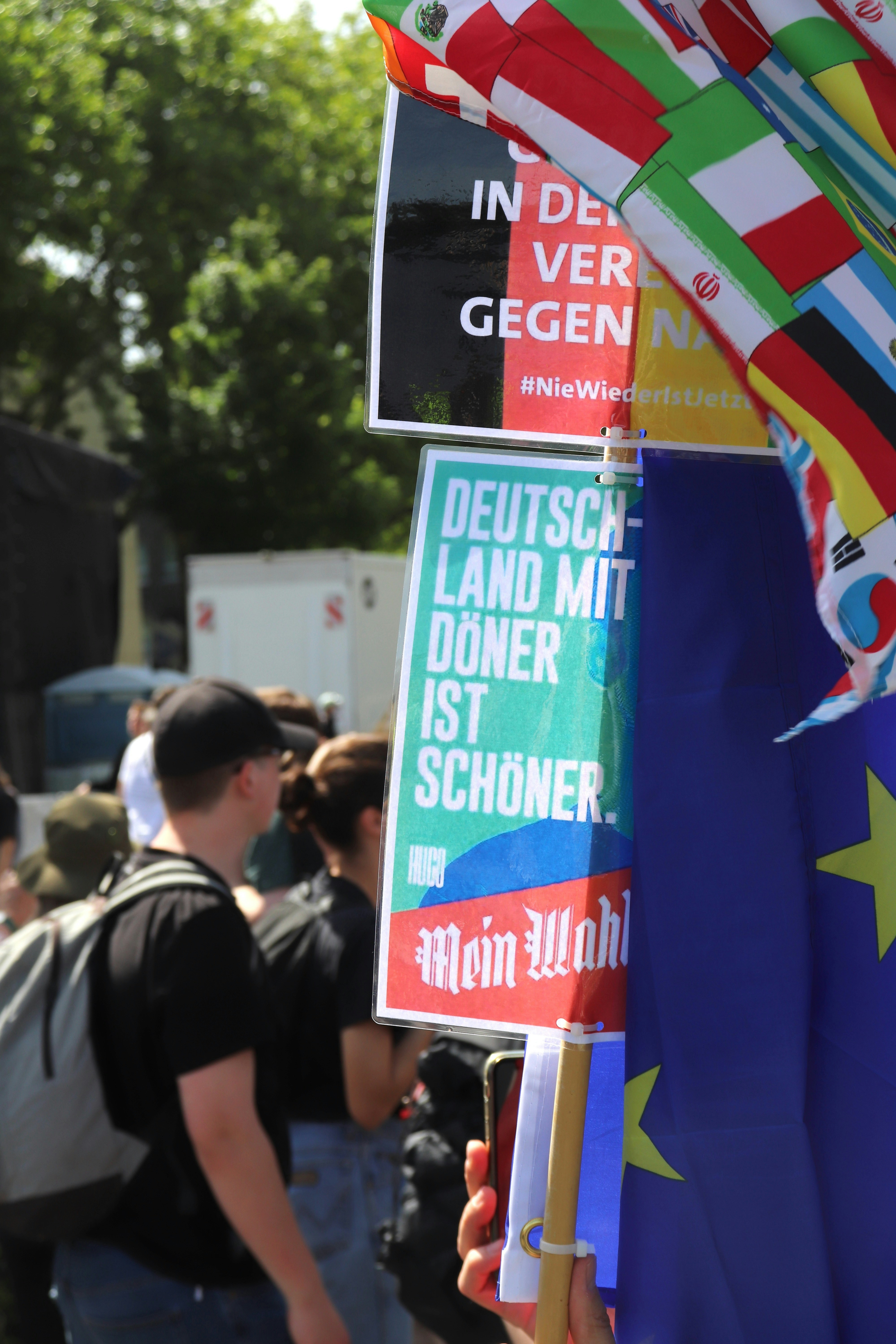 Eine Gruppe von Menschen mit Fahnen und Schildern