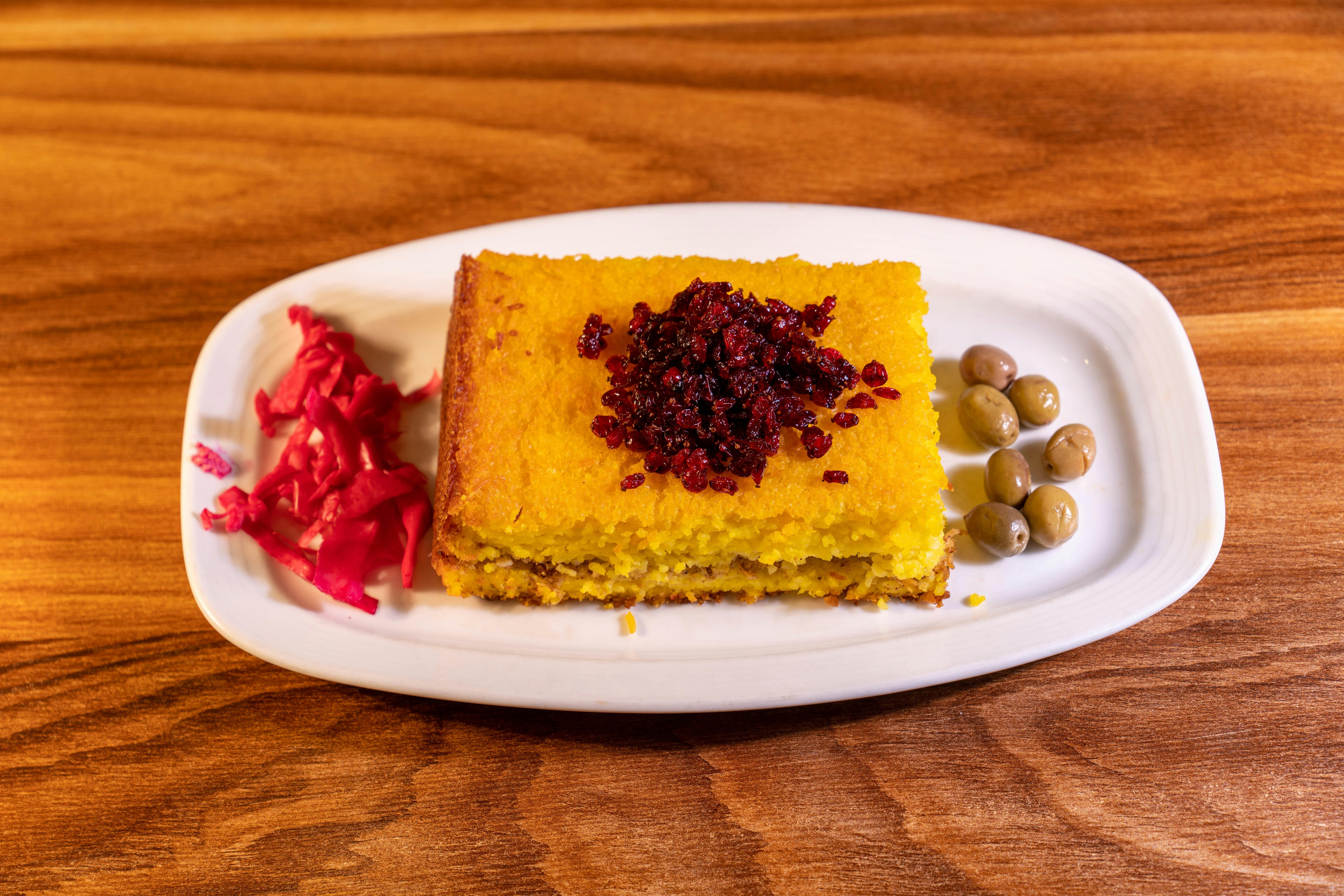 Une assiette blanche surmontée d’un morceau de gâteau