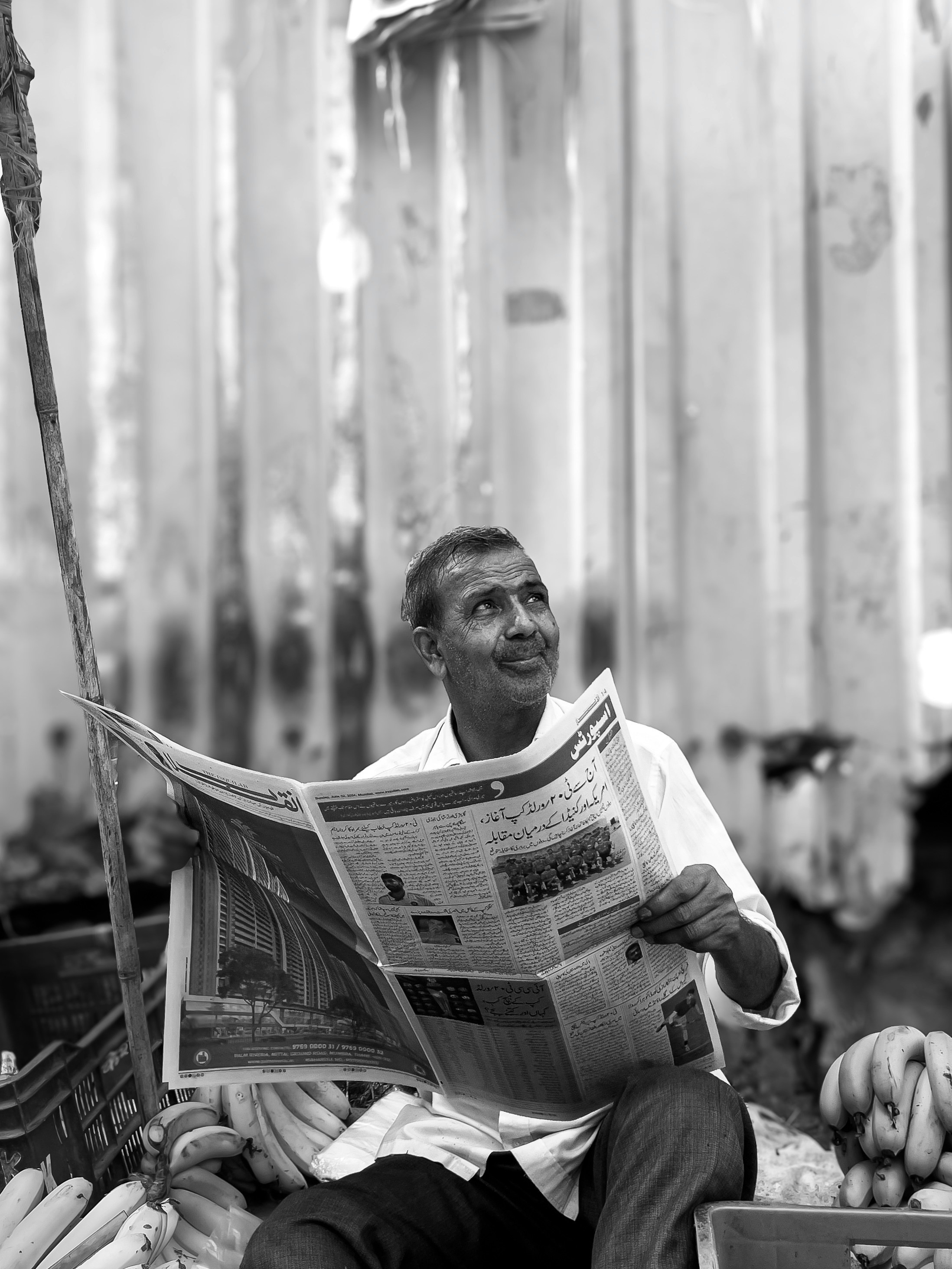 椅子に座って新聞を読む男性