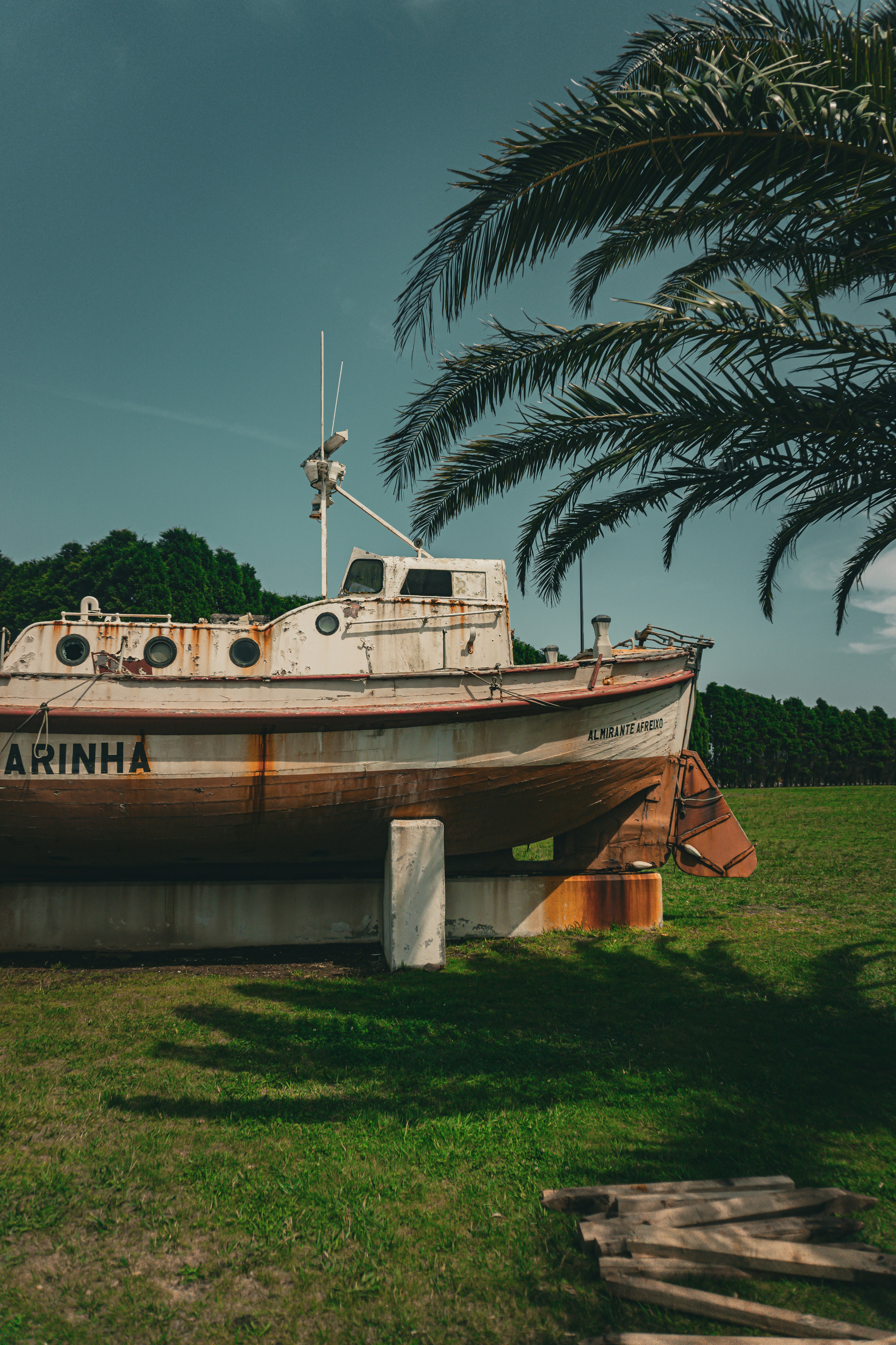 A boat sitting on top of a lush green field photo – Free Boat Image on ...