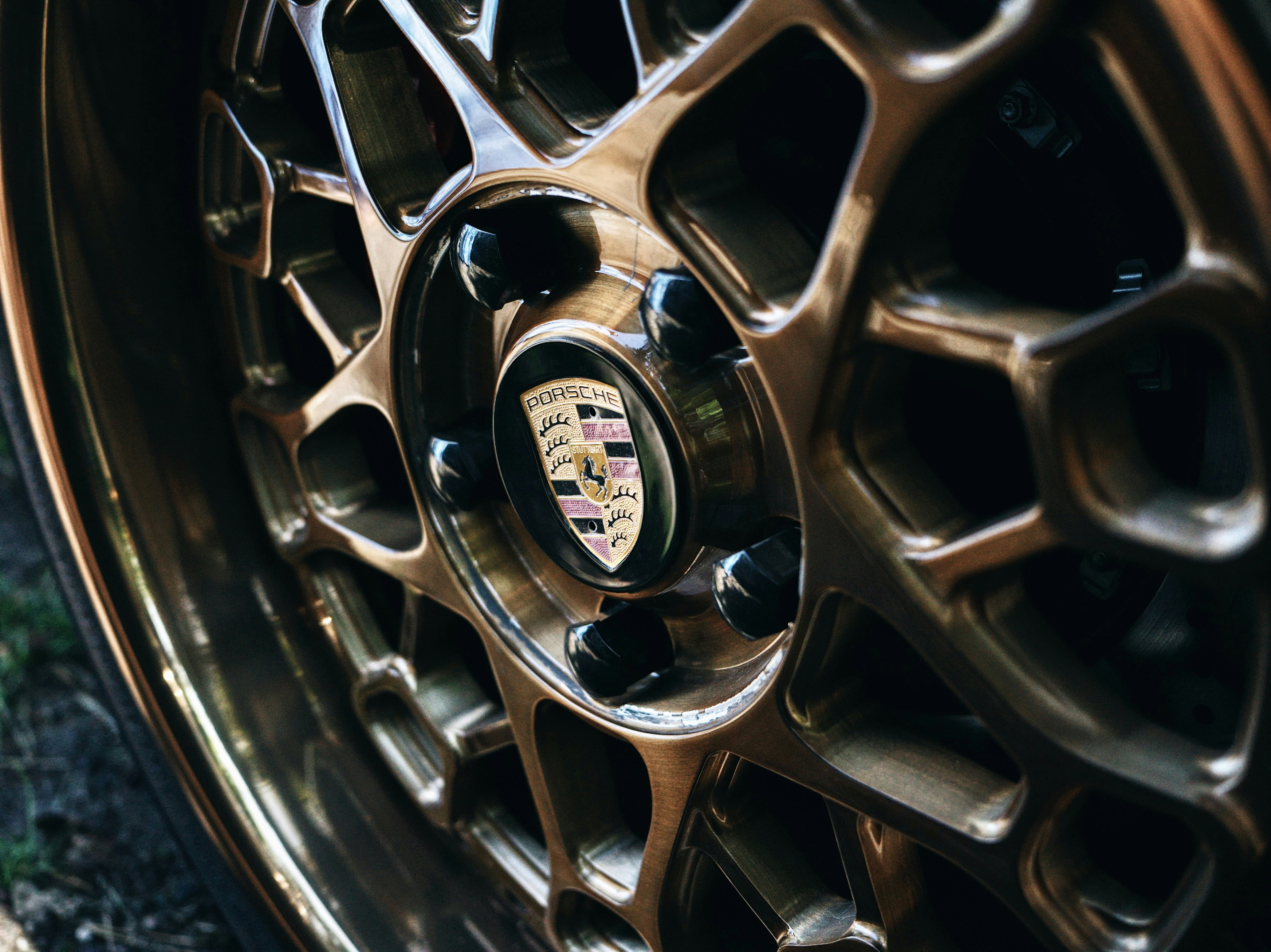 Gros plan d’une roue sur une voiture