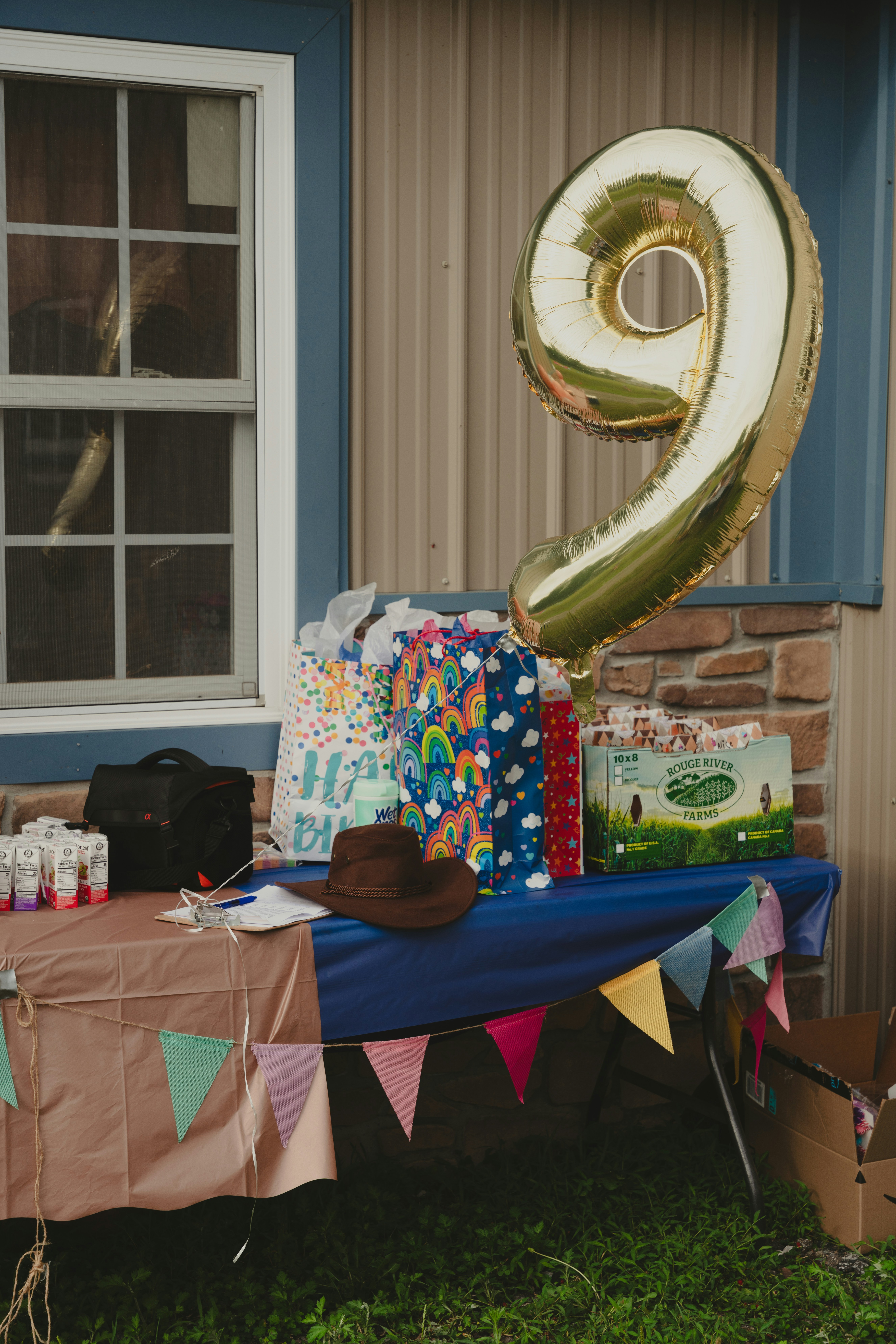 Célébration avec cadeaux et moments de partage