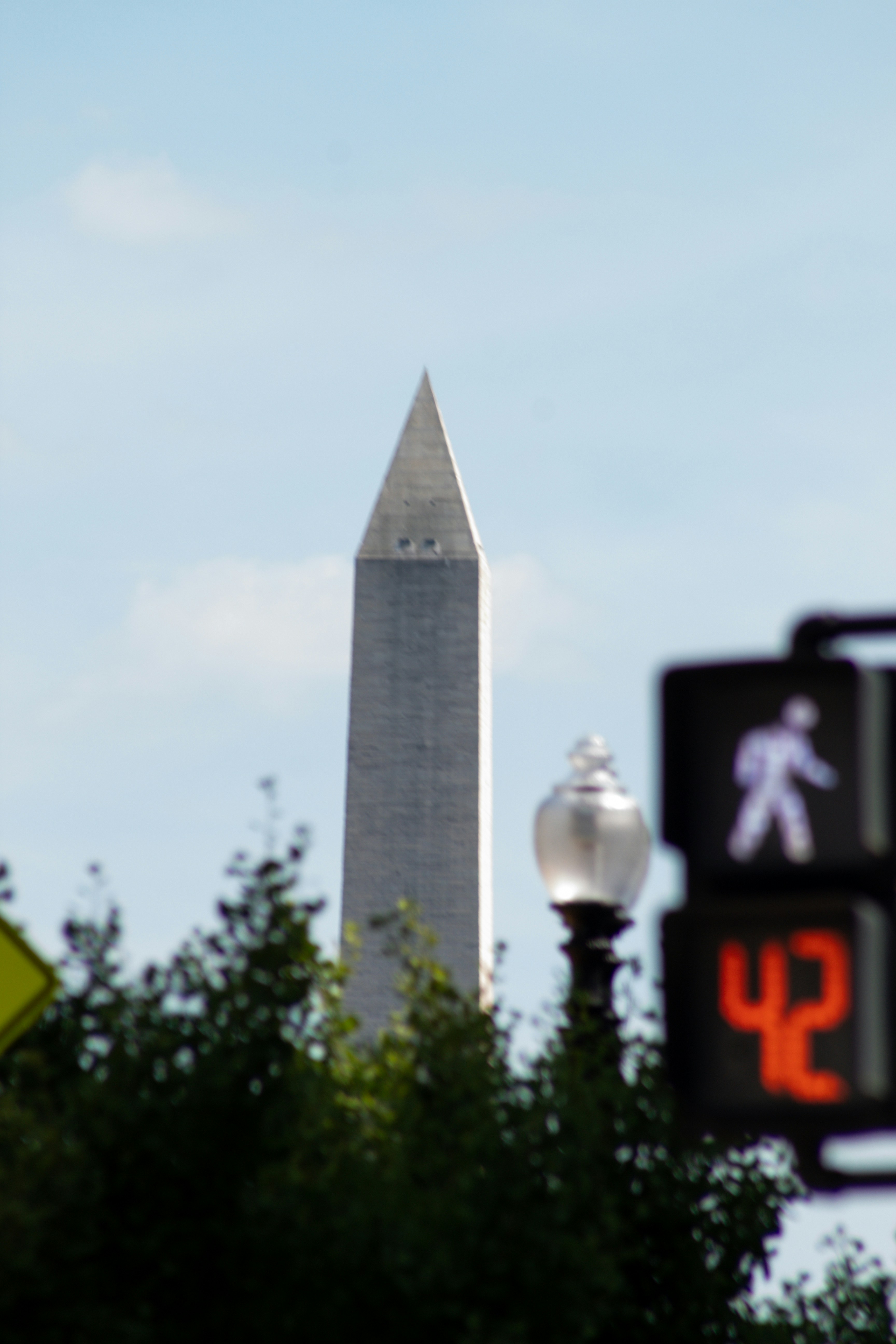 Monumen Washington berada di kejauhan di belakang rambu lalu lintas