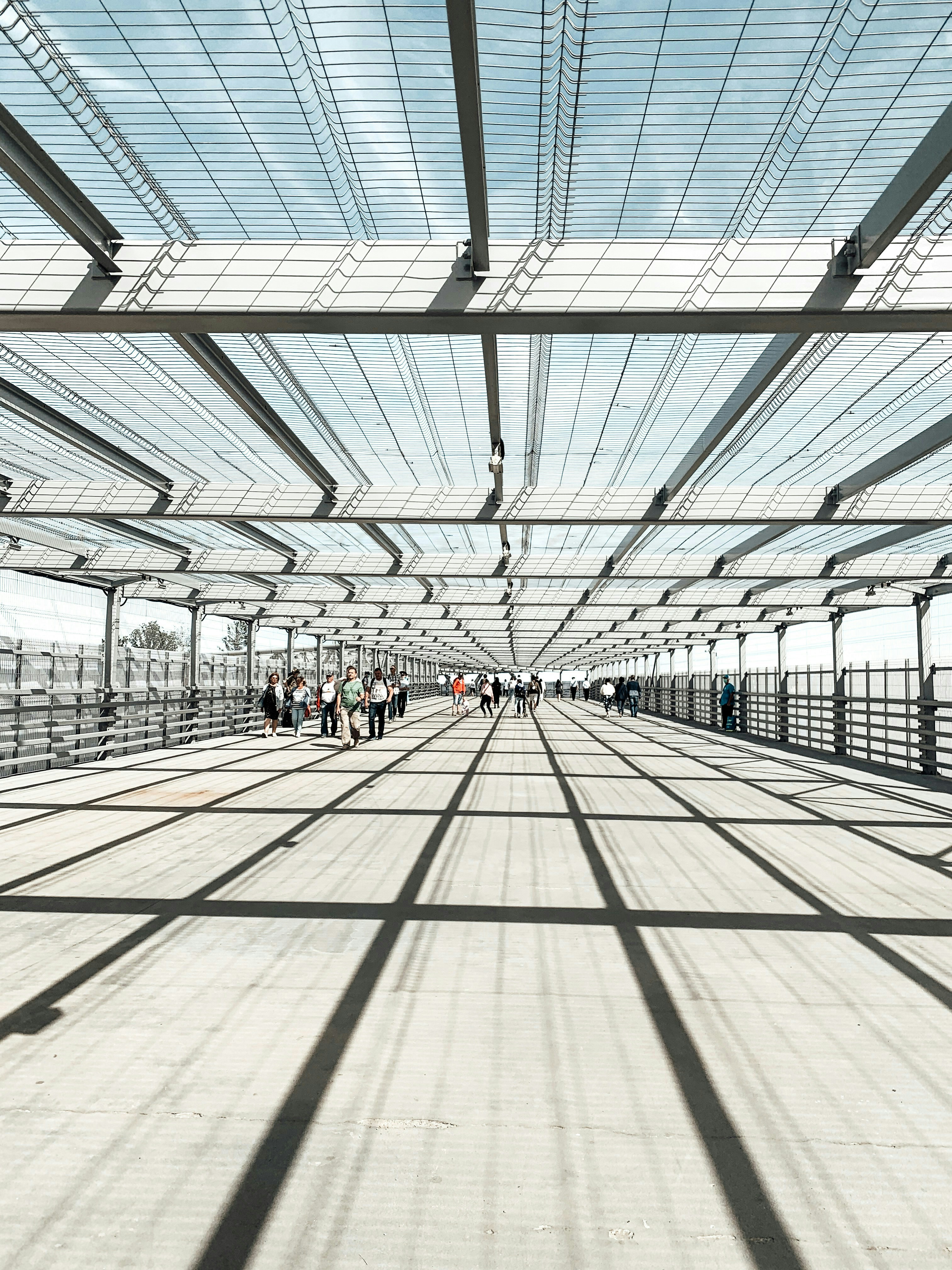 Un grupo de personas caminando a través de un puente