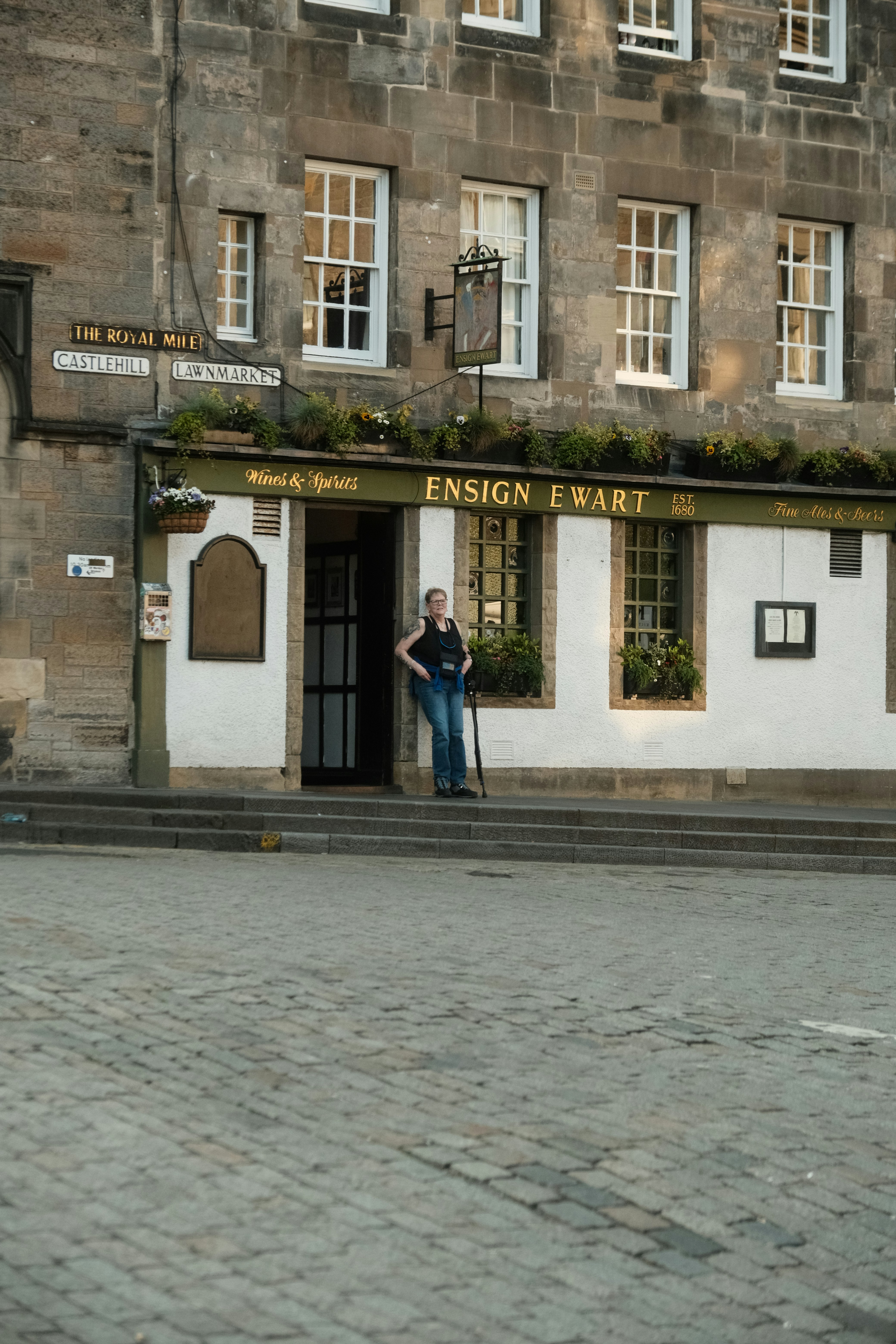 Un uomo in piedi di fronte a un alto edificio