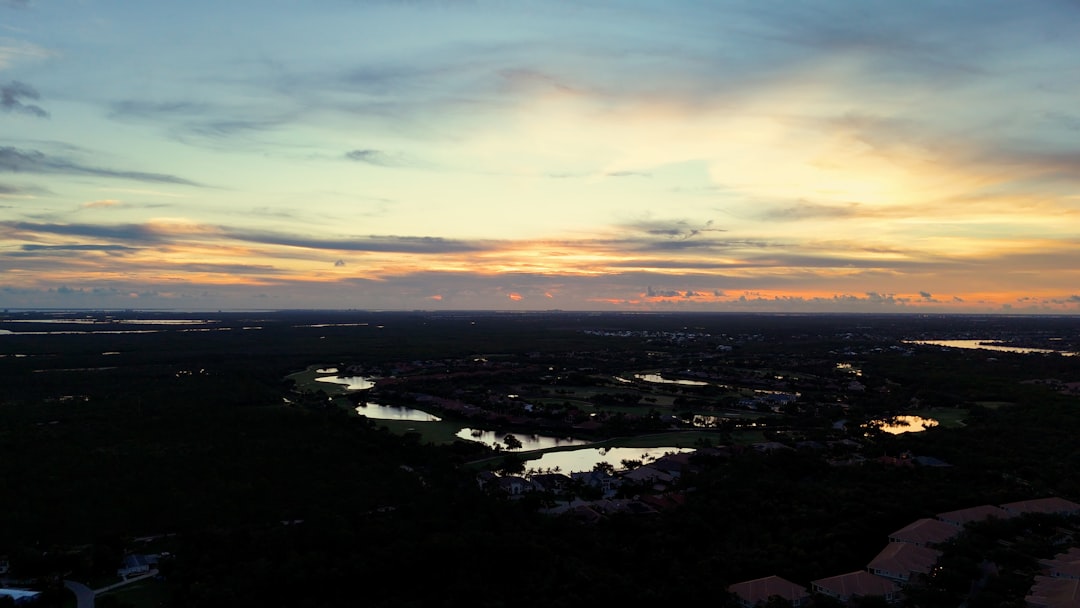夕暮れのフェアウェイを上空から見た風景