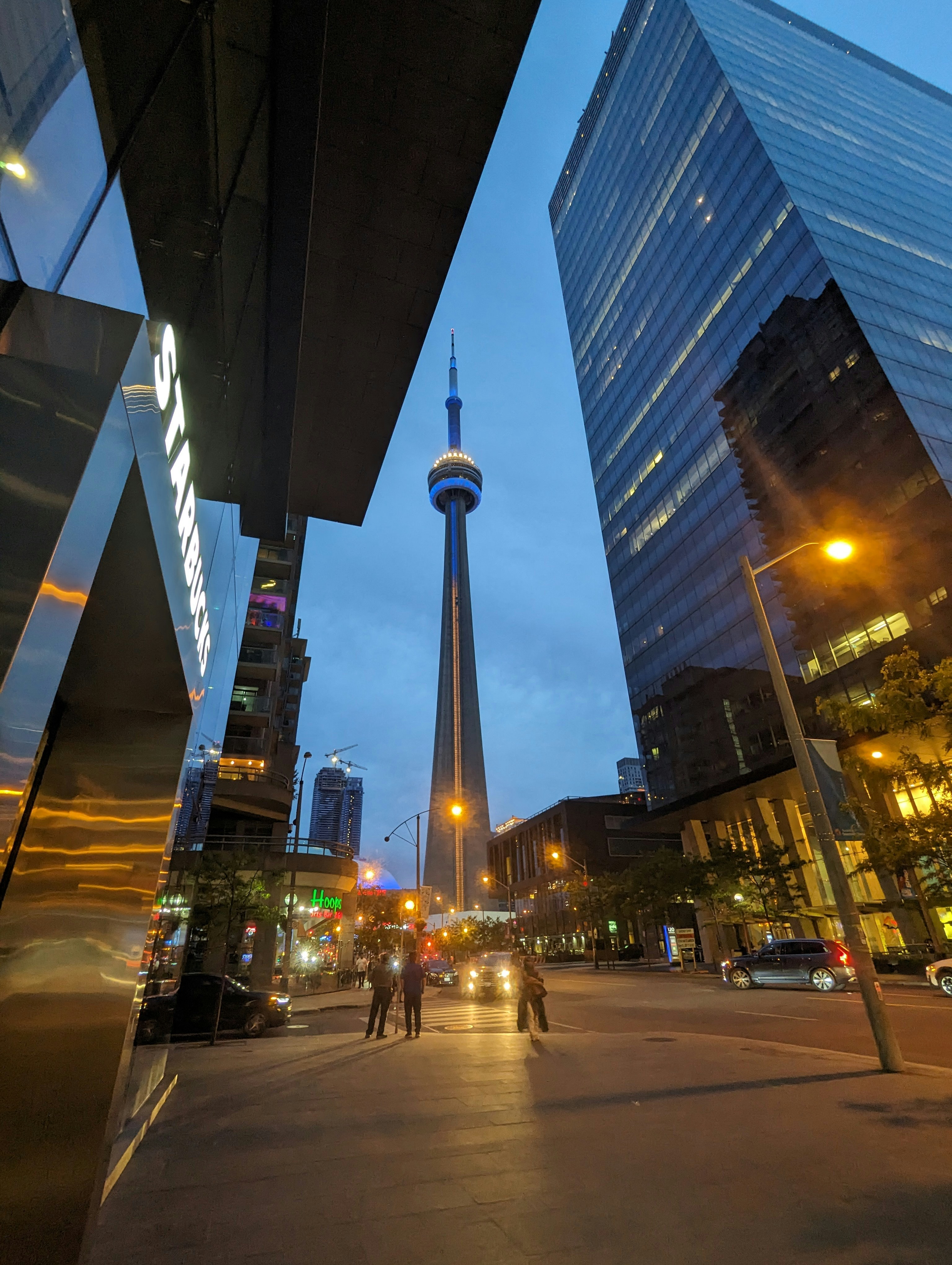 Toronto skyline with CN Tower showcasing Canada's vibrant cities and immigration opportunities