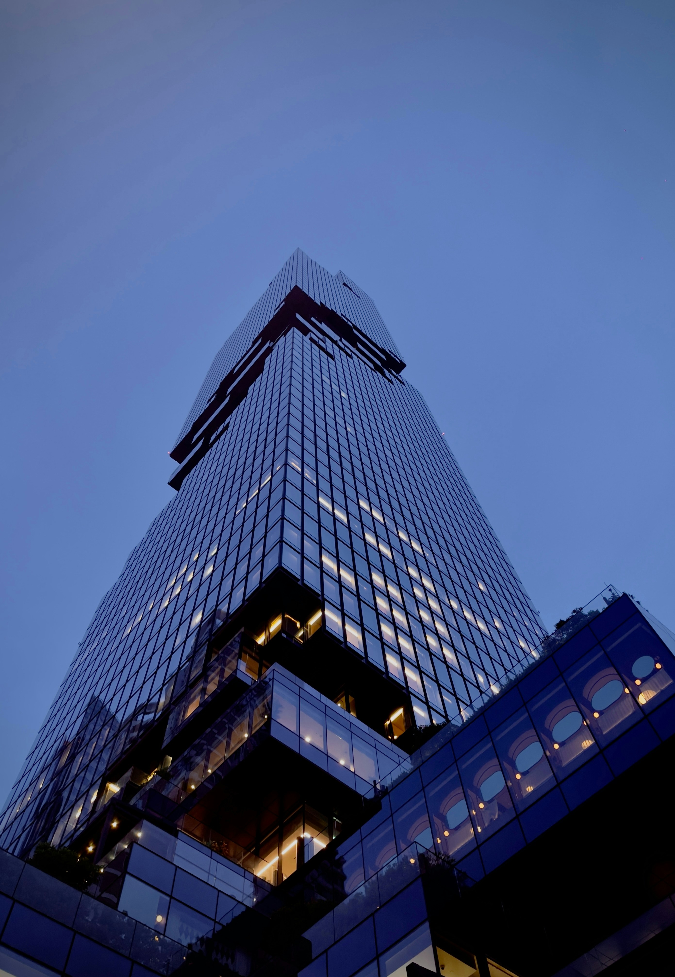 Um edifício muito alto com muitas janelas