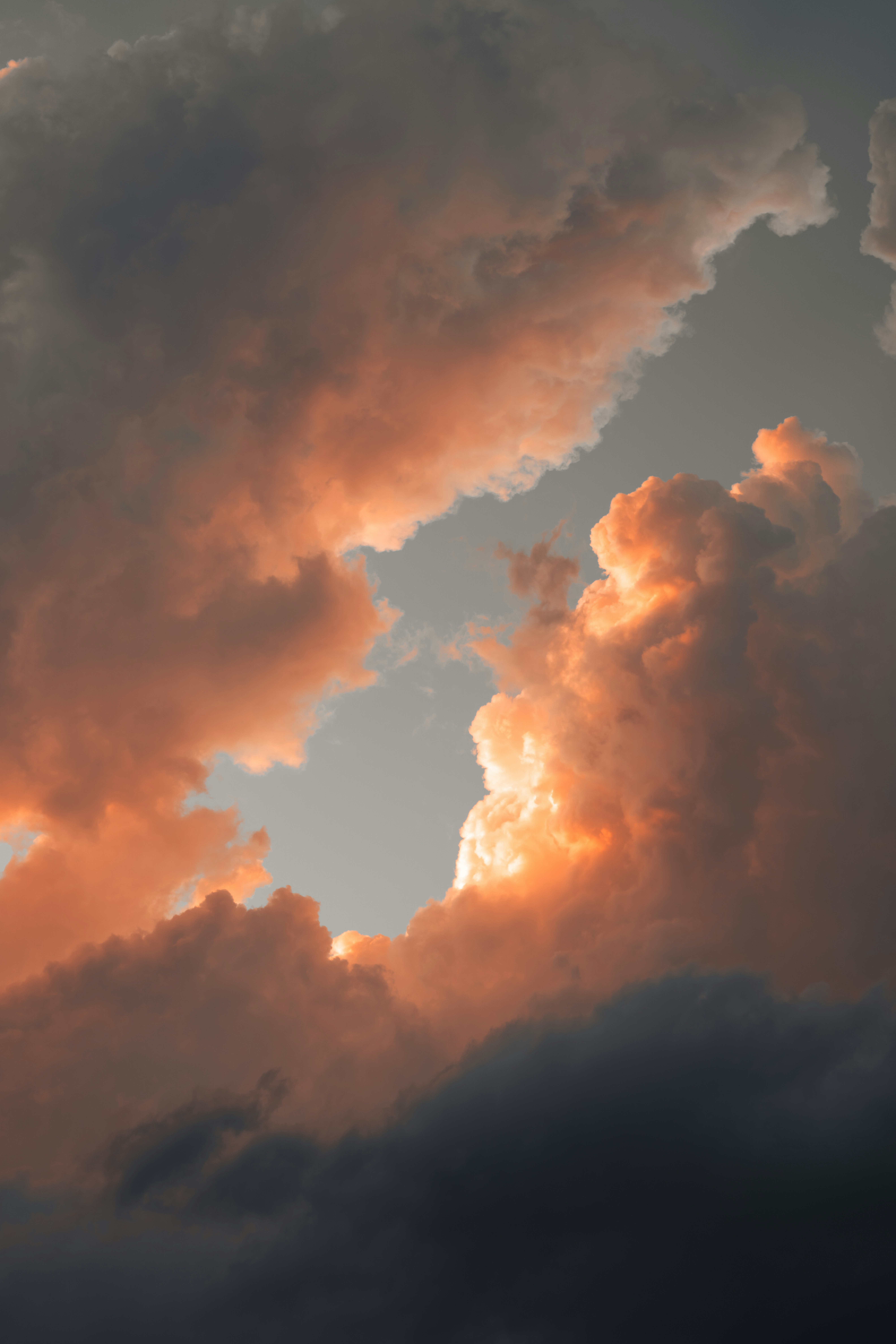 Un avión volando a través de un cielo nublado al atardecer