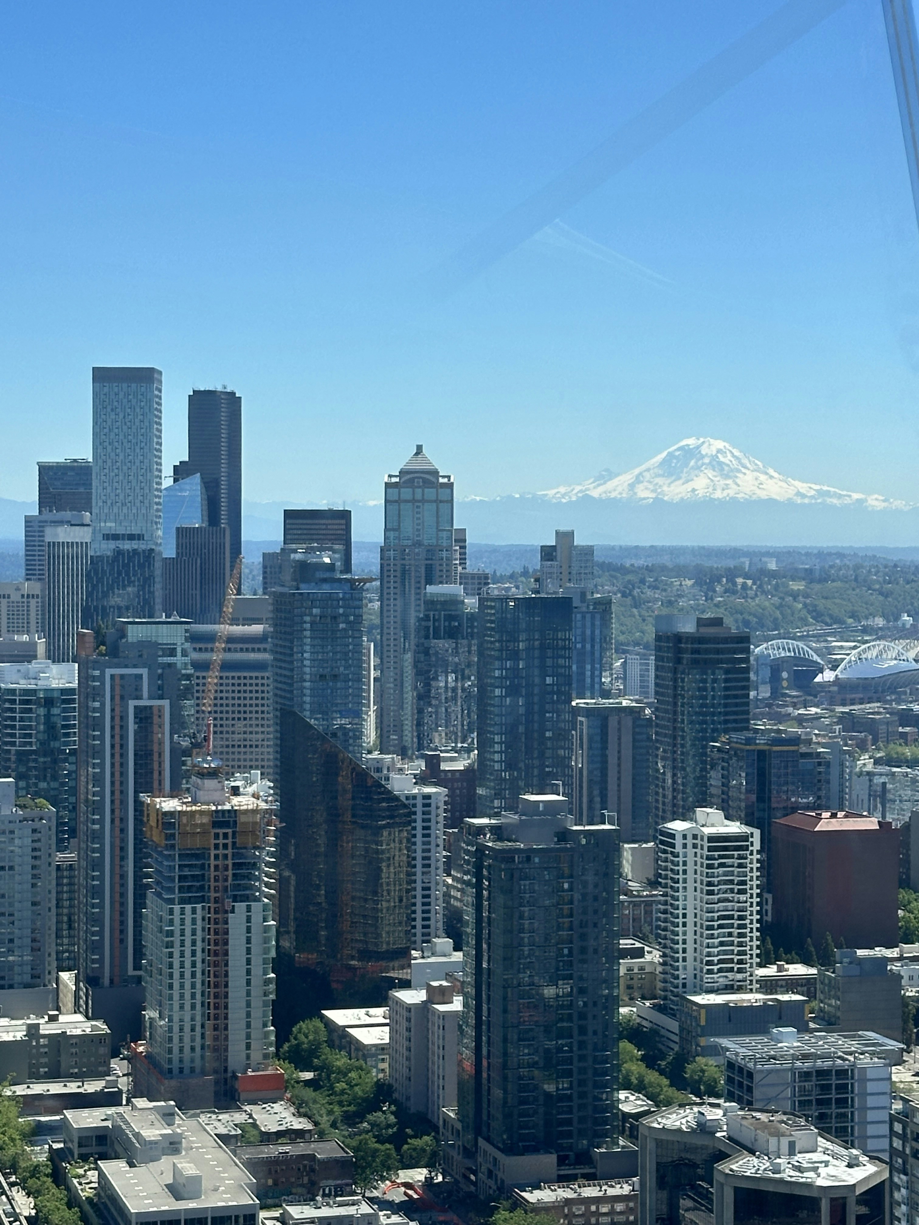 Blick auf eine Stadt mit einem Berg im Hintergrund