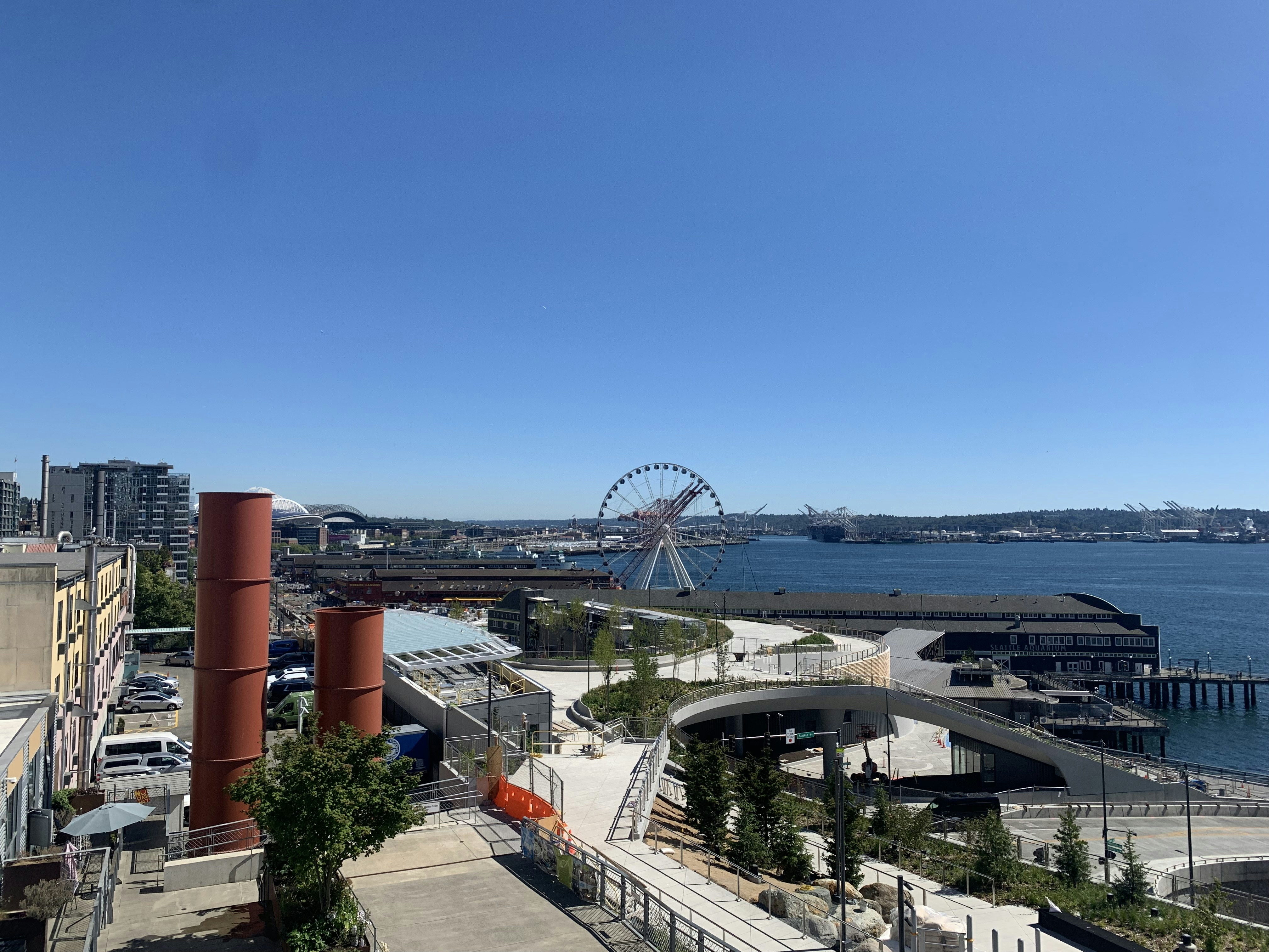 Ein großes Gewässer neben einer Stadt