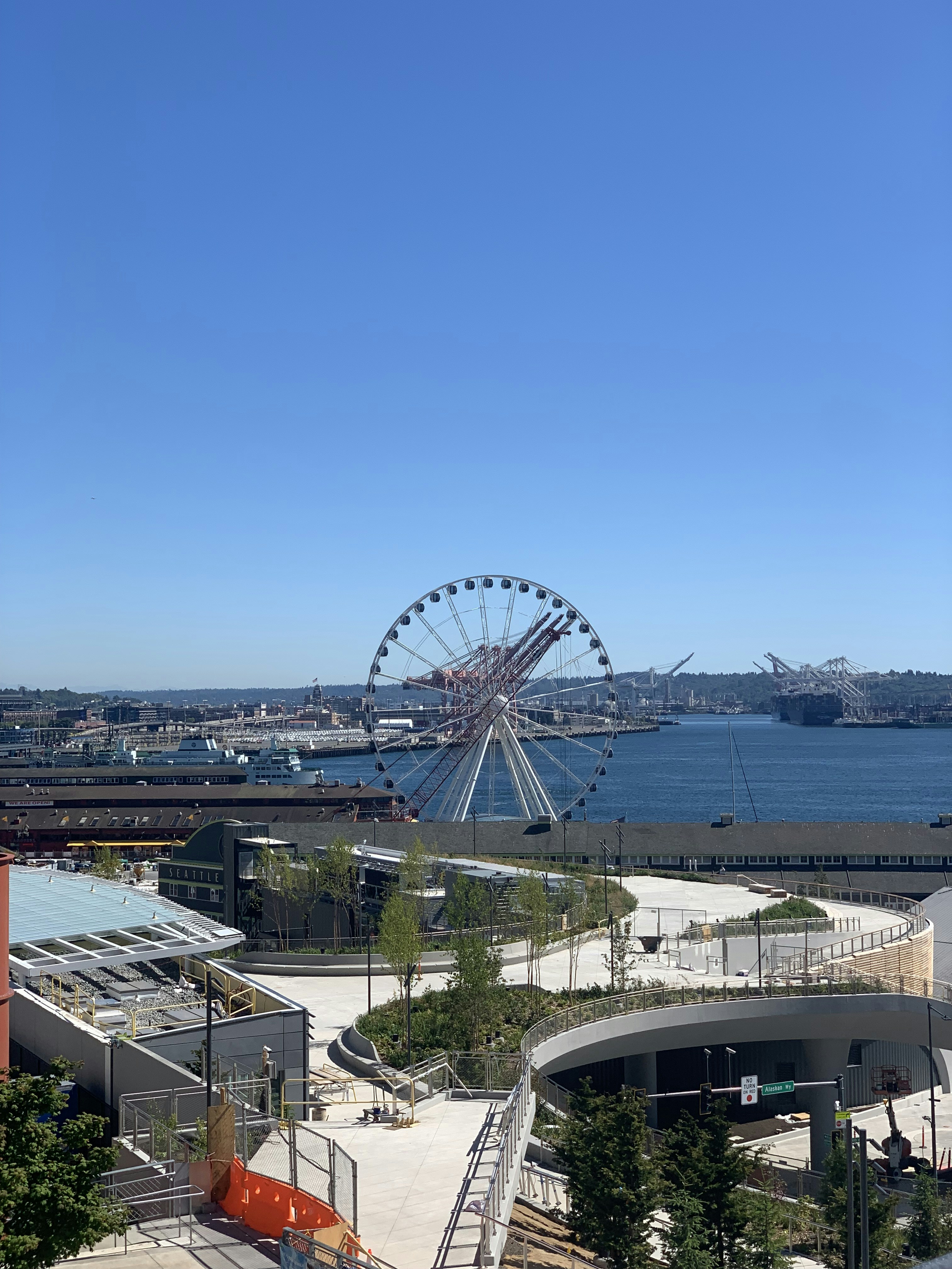 Ein Riesenrad in einer Stadt neben einem Gewässer