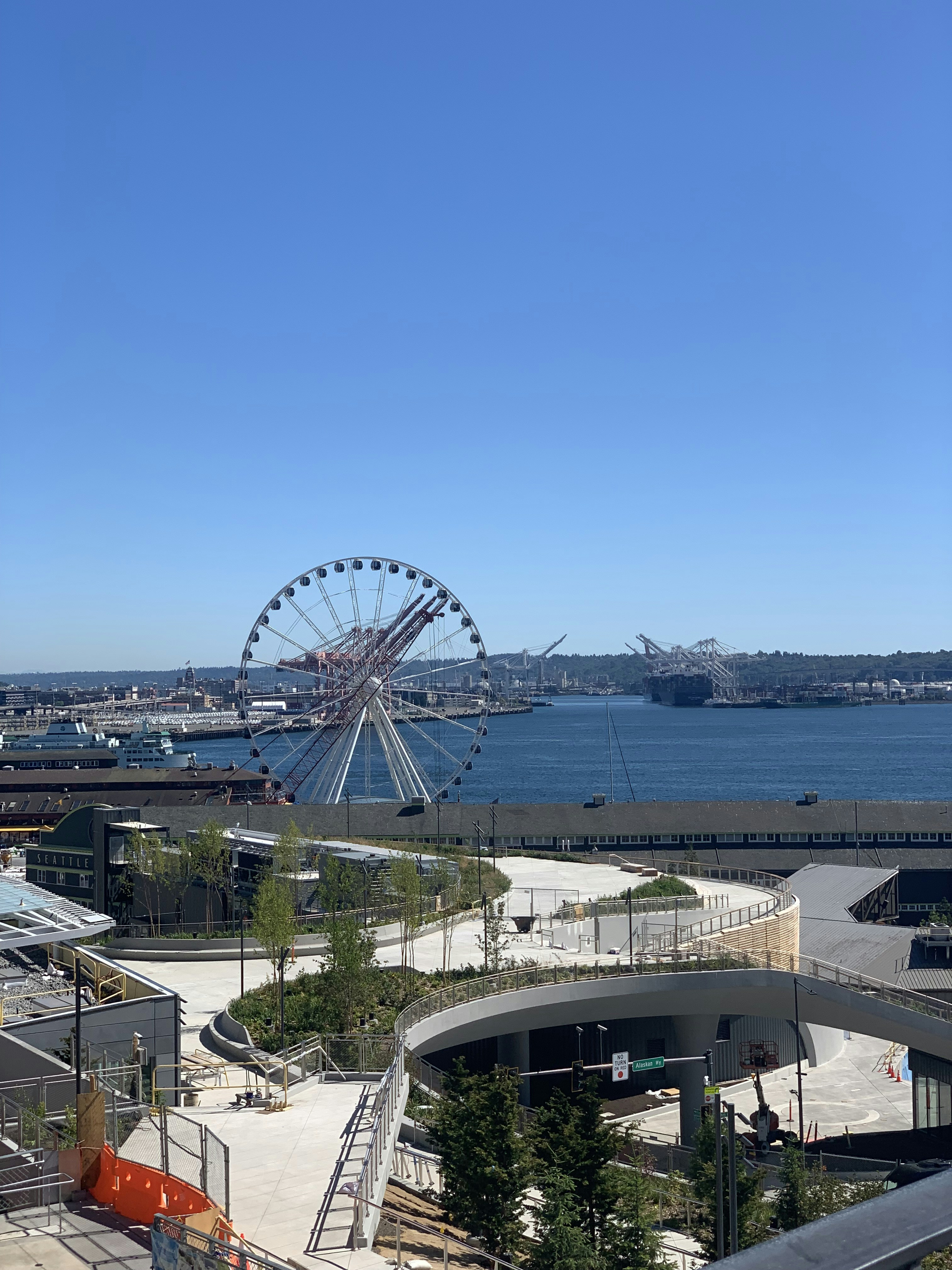 Ein Riesenrad neben einem großen Gewässer