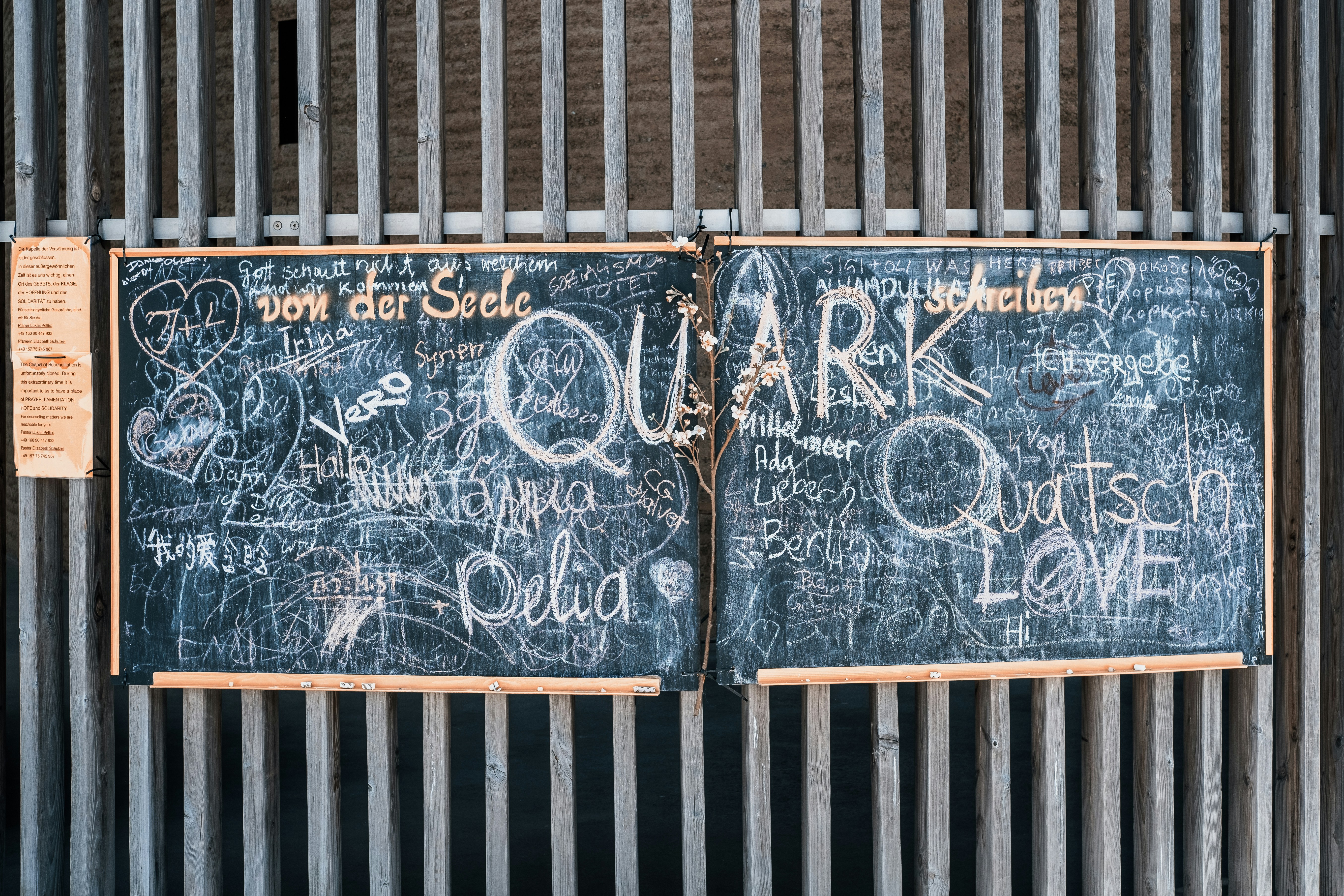 Ein Metallzaun mit Graffiti darauf