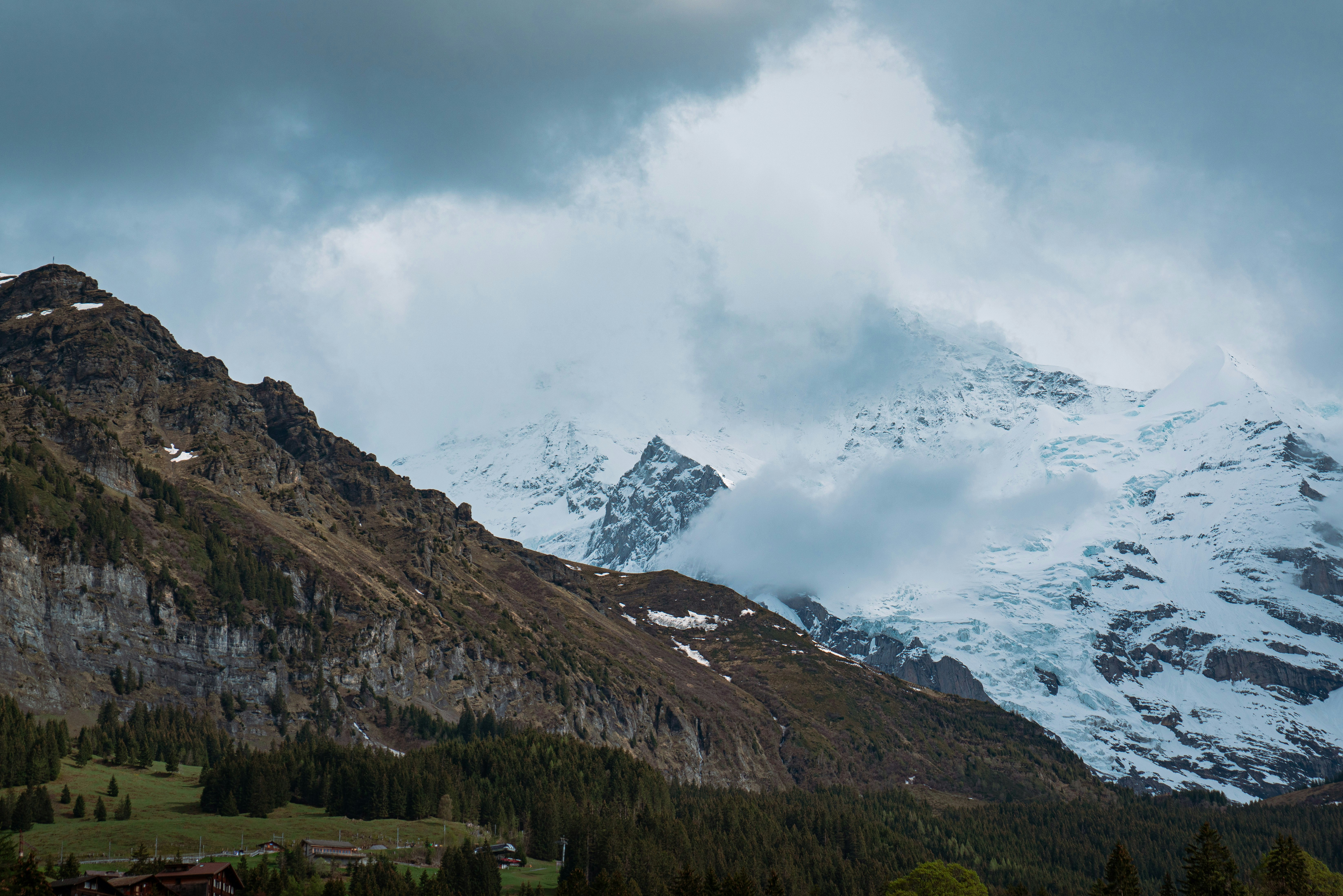 Una vista de una montaña con nieve
