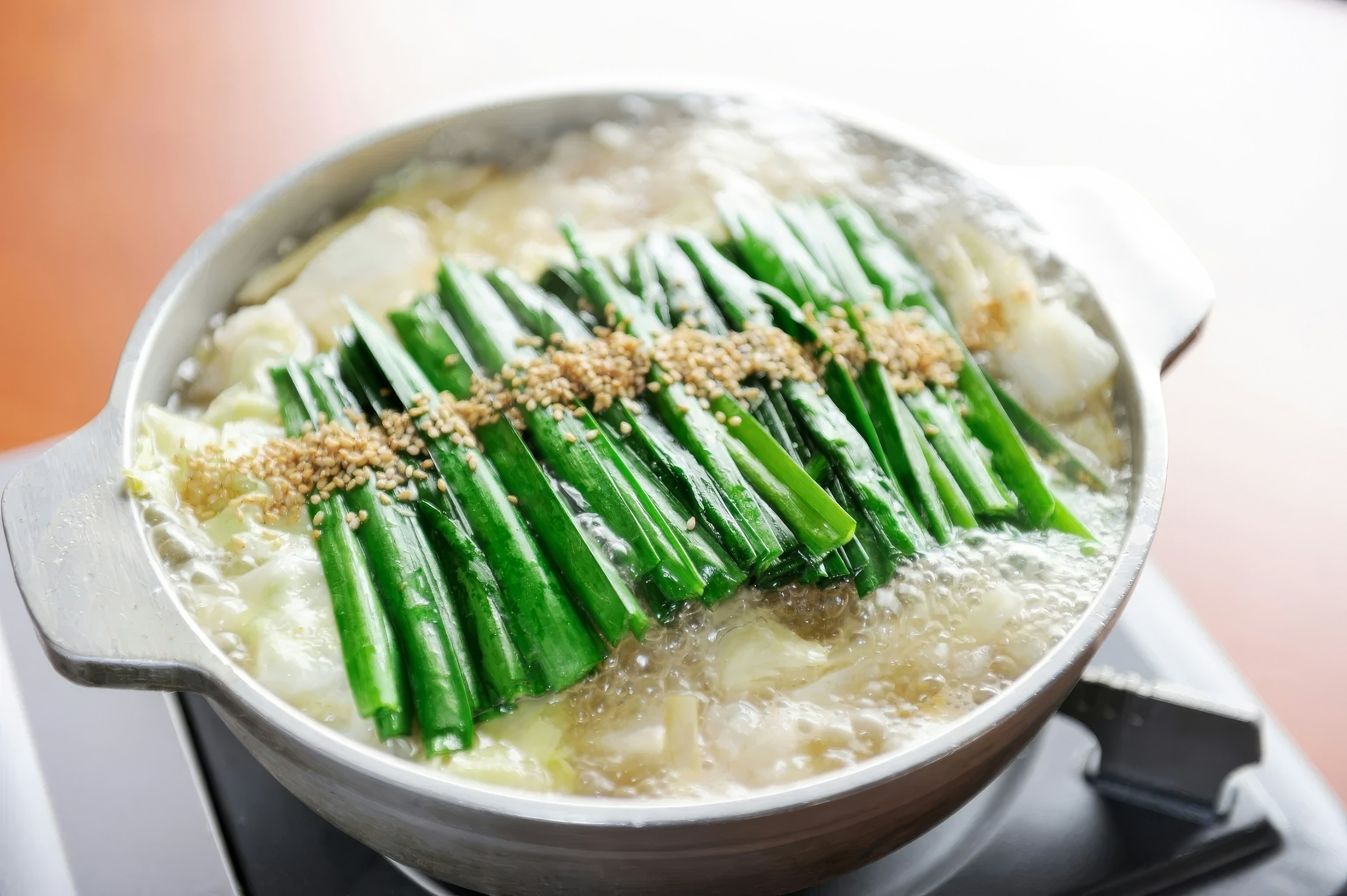Pollo al Ajillo con Espárragos Verdes y Puré de Coliflor