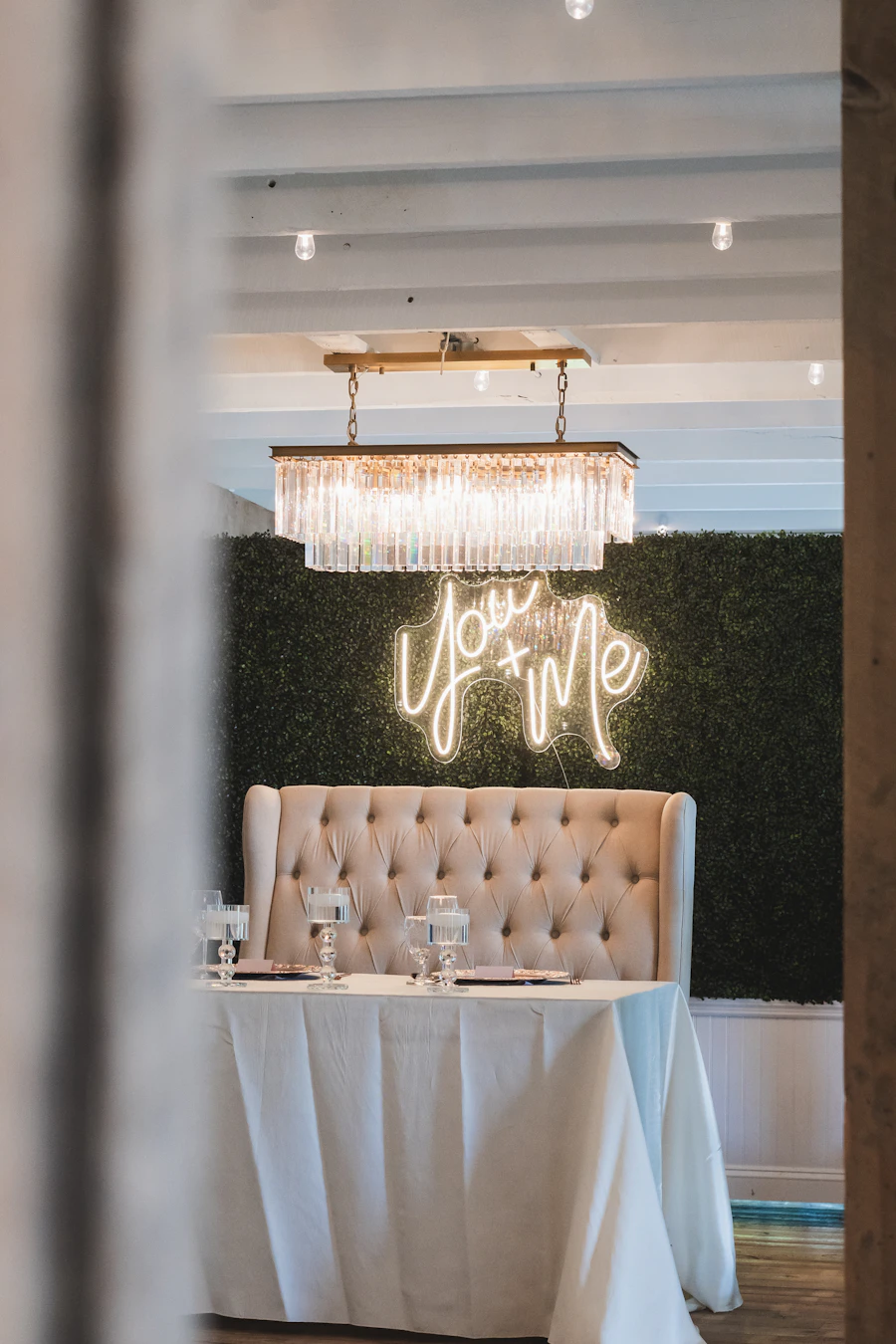 Mesa de banquete de boda con mantel blanco y candelabro