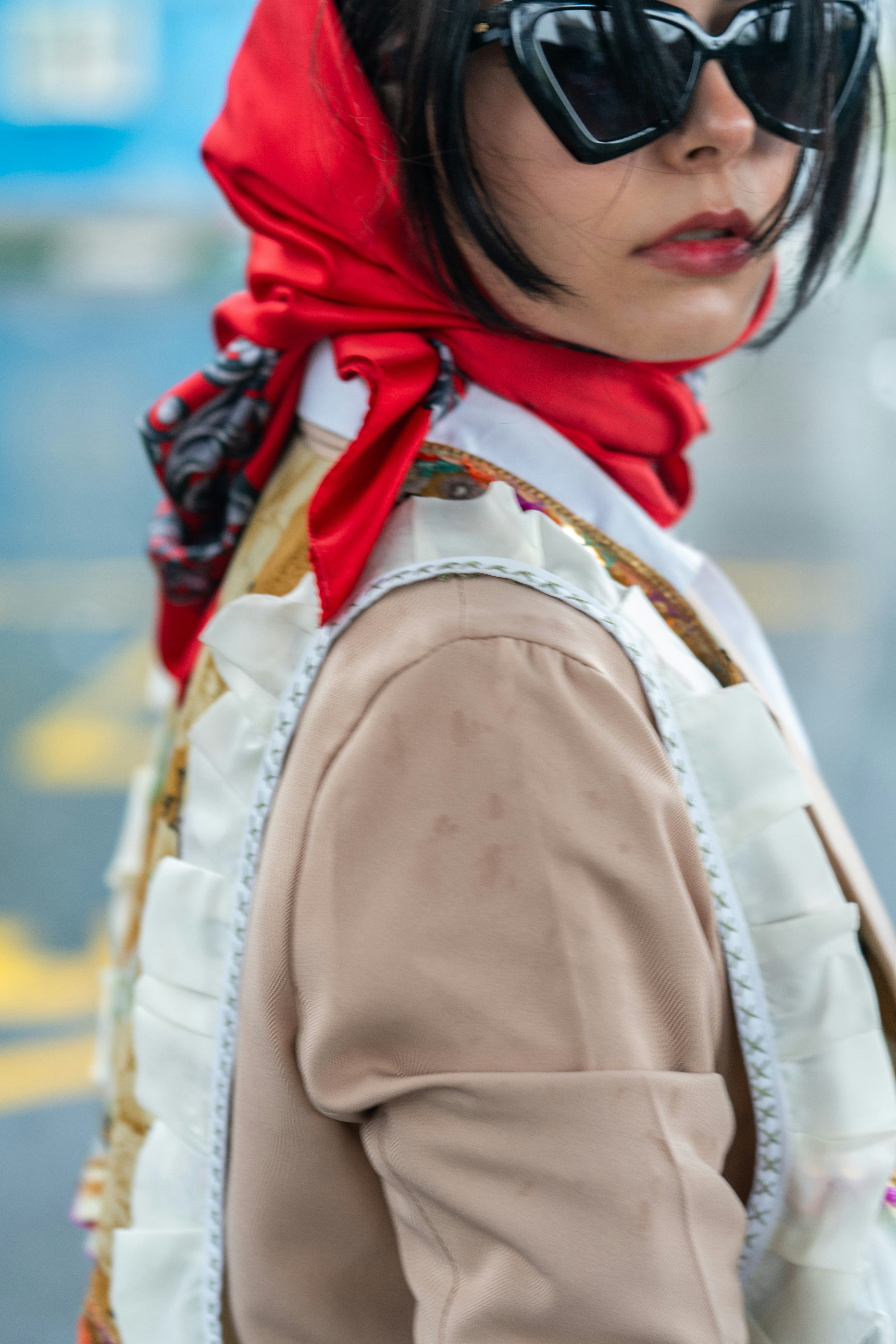 Une femme avec un foulard rouge sur la tête