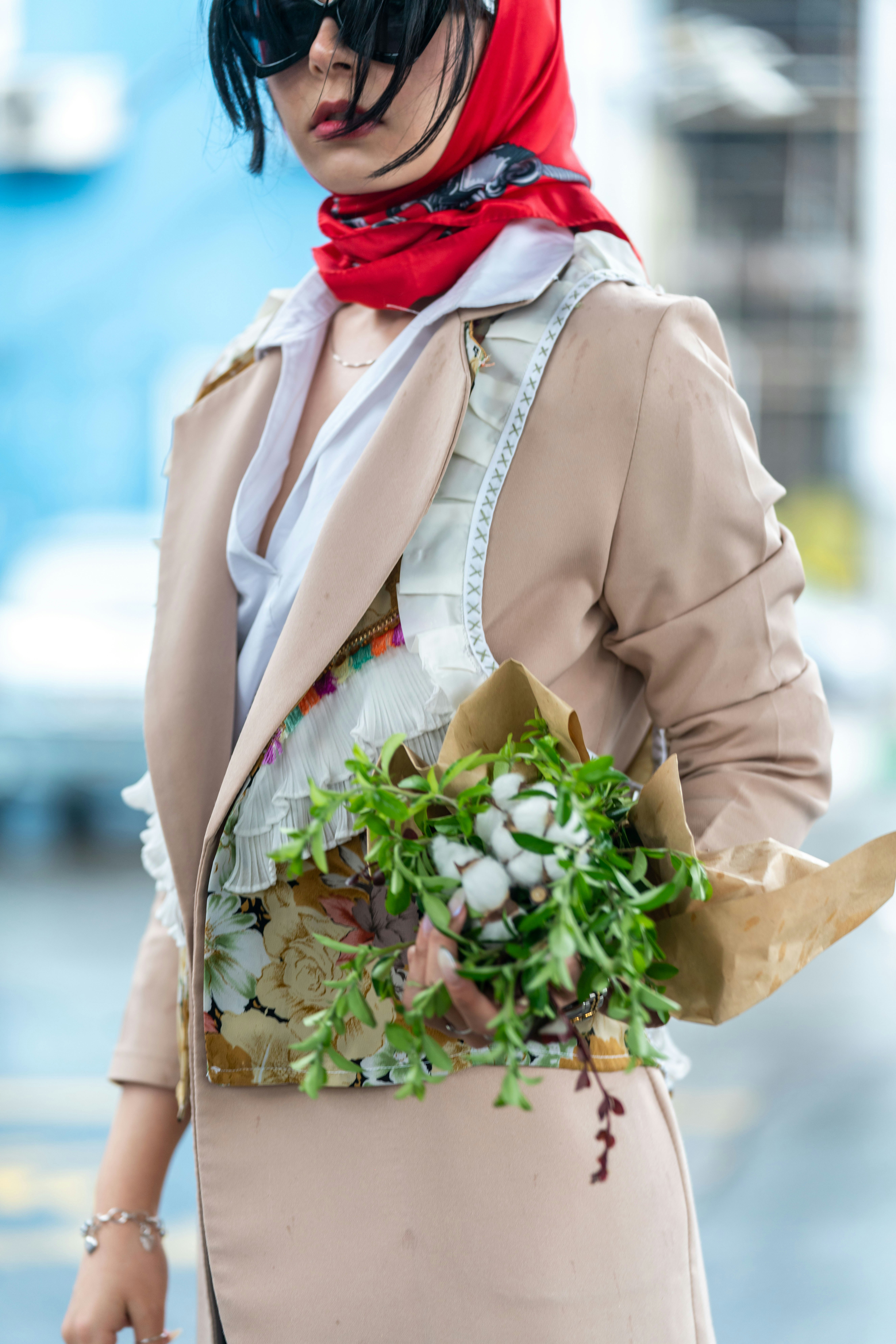 Une femme avec un foulard rouge sur la tête