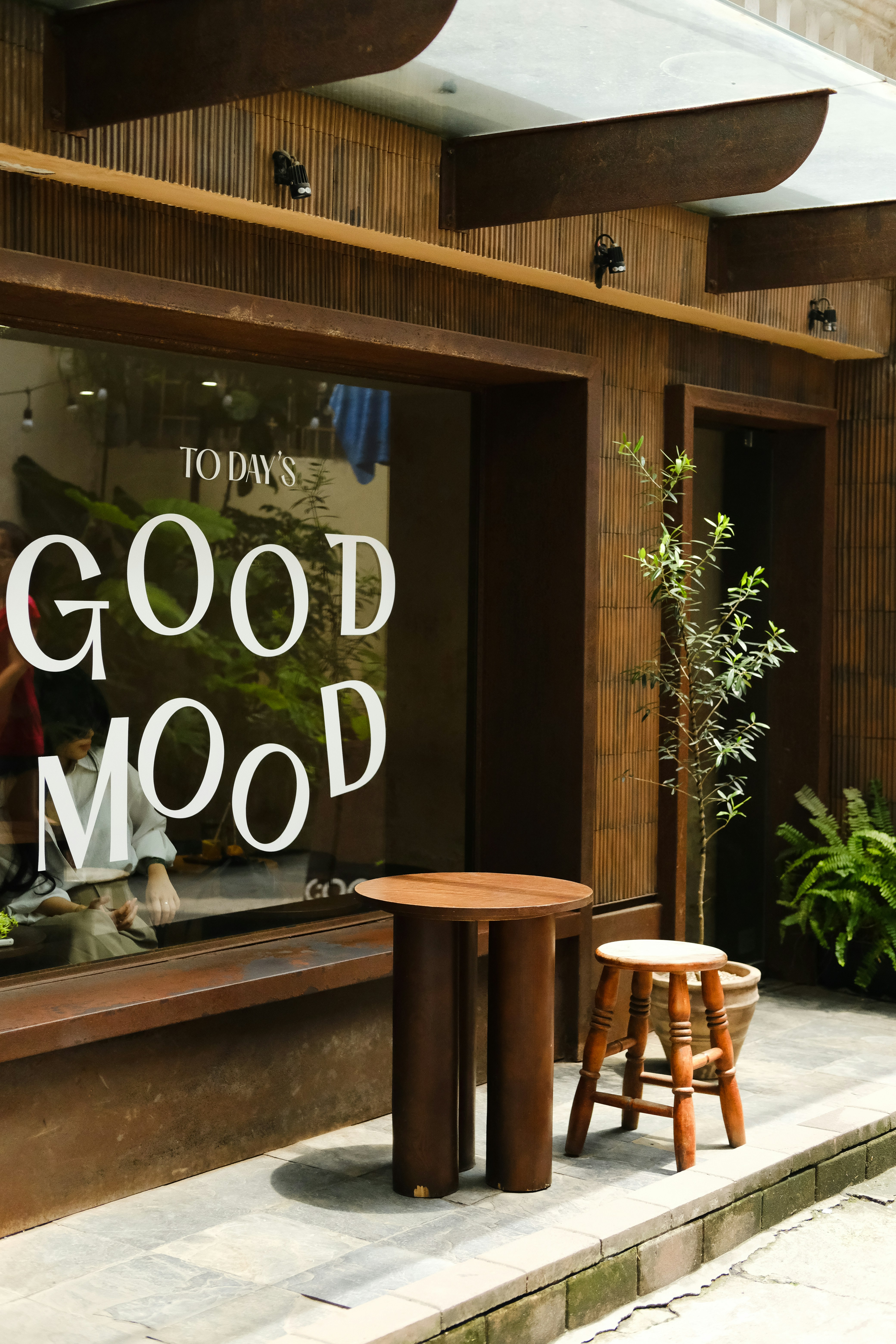 Eine Ladenfront mit einem Schild, das gute Laune sagt