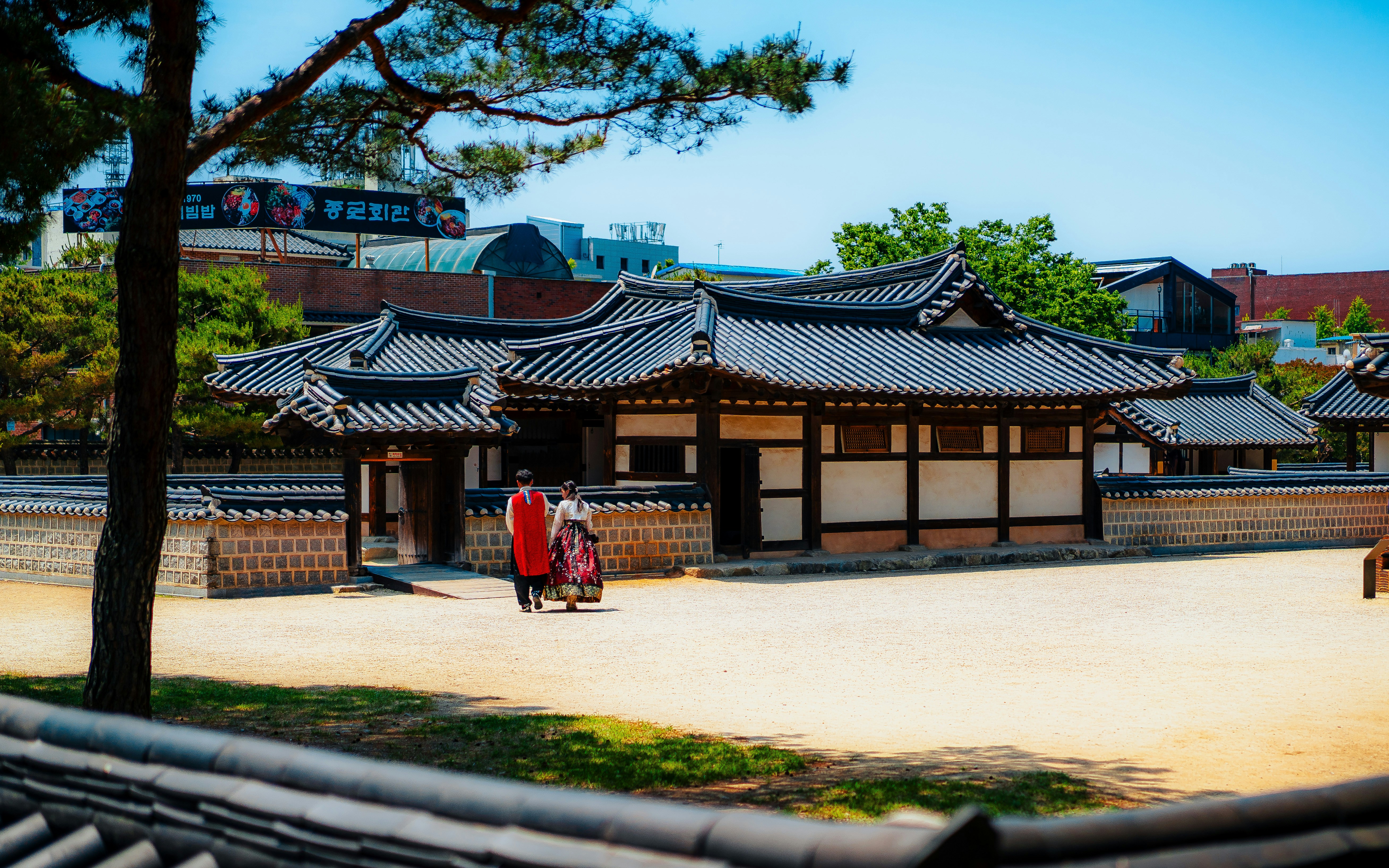 Группа людей стоит вокруг здания