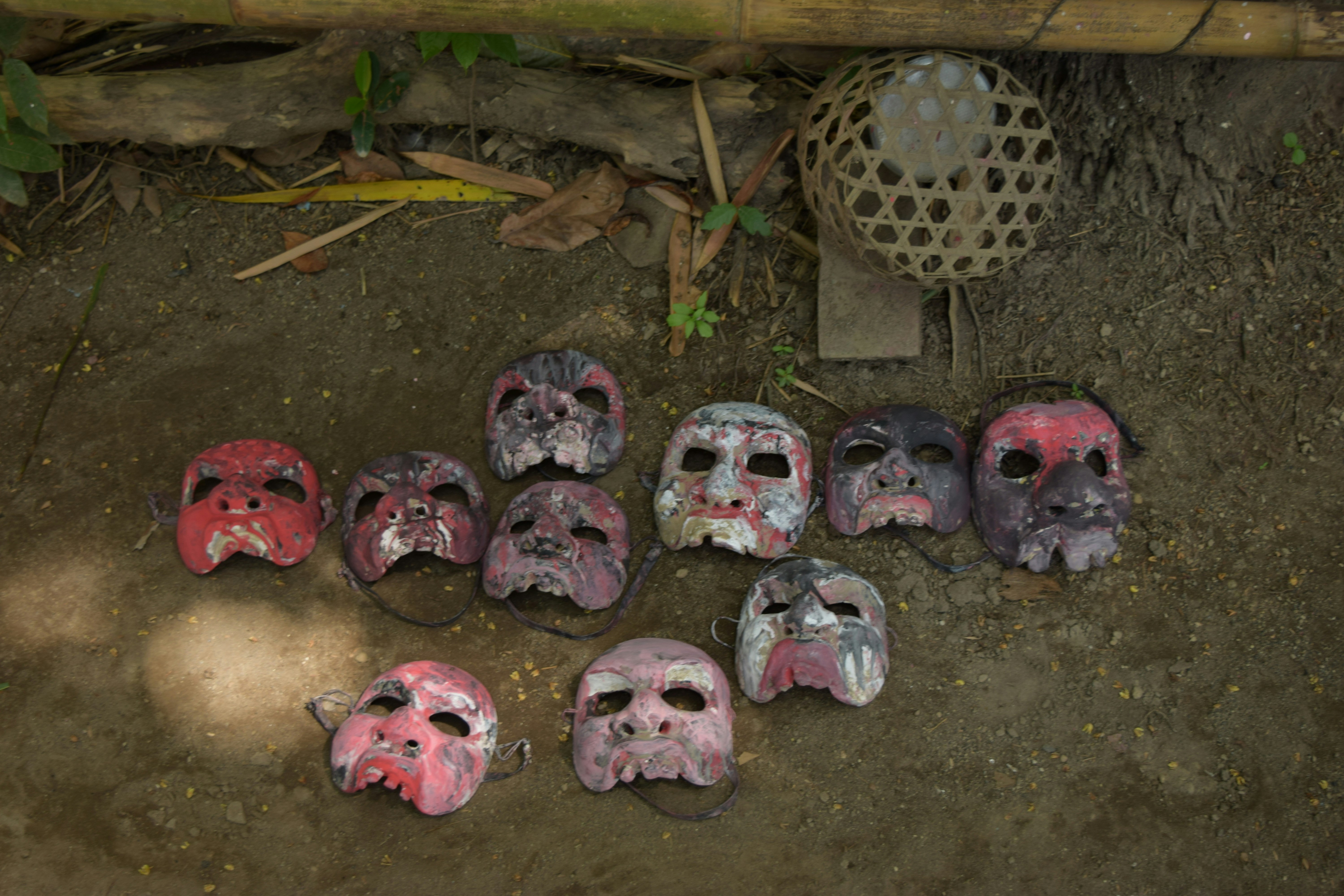 A bunch of skulls that are sitting on the ground