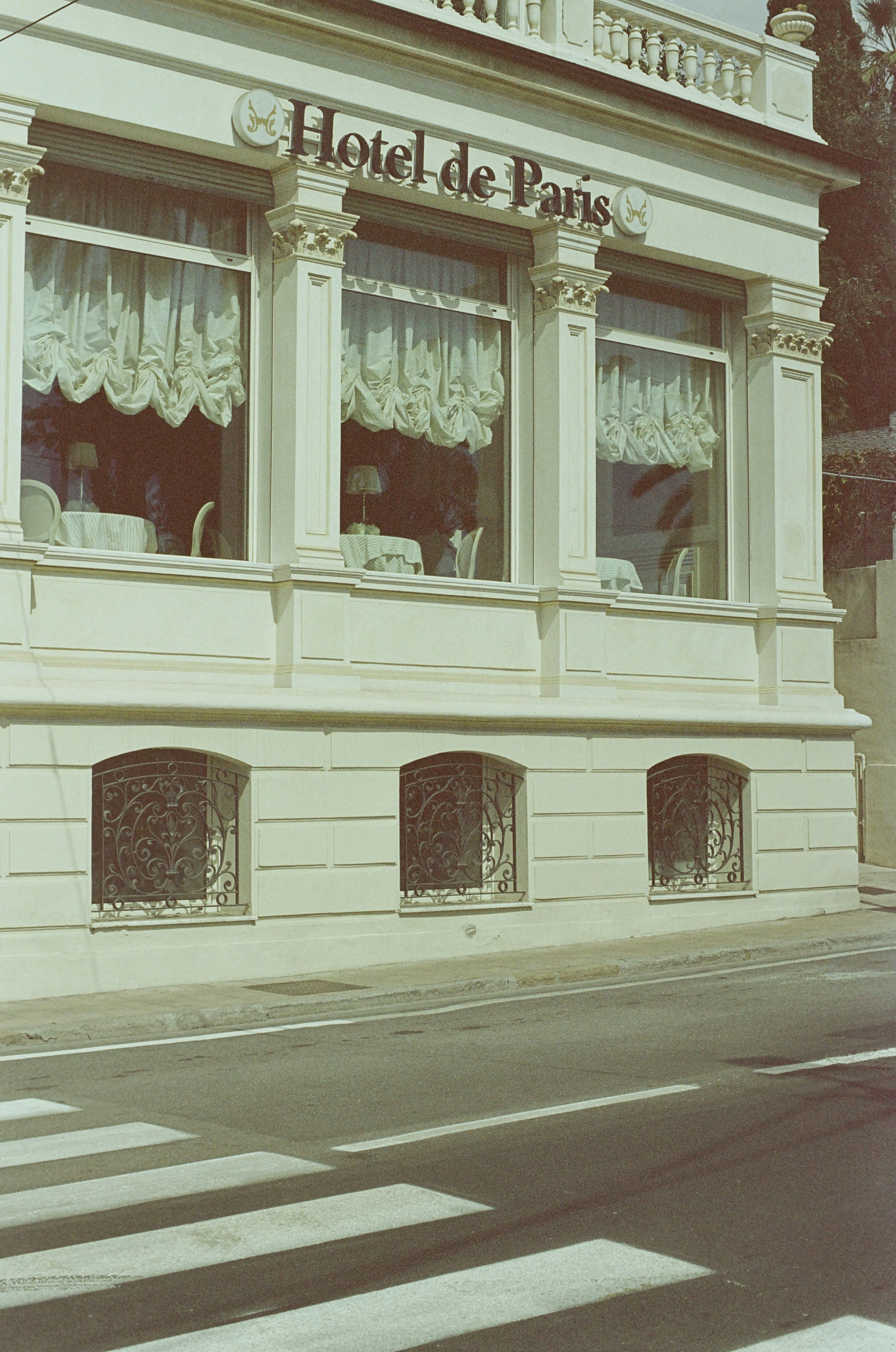 Ein altes Foto eines Hotel de Paris