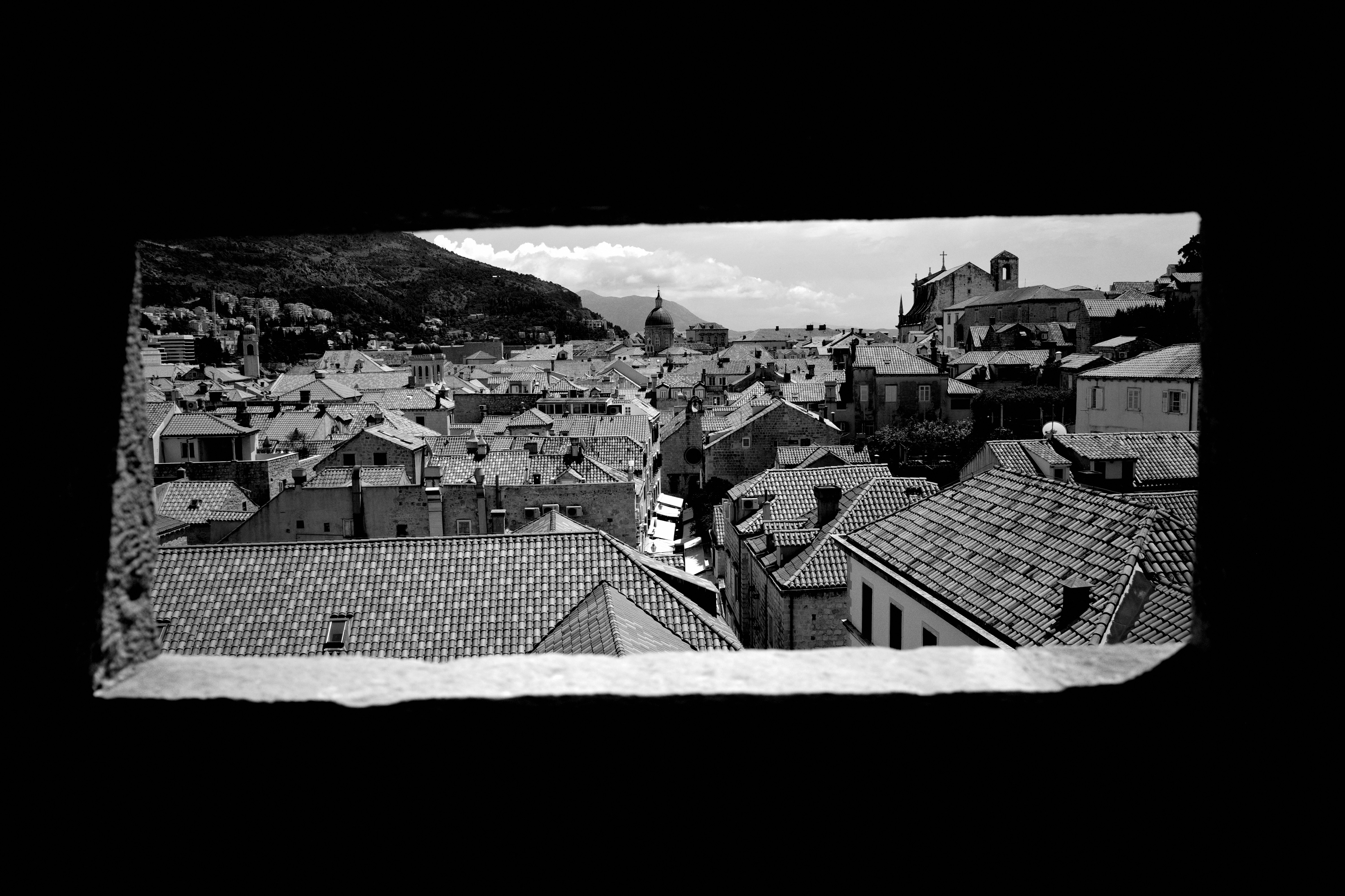 Uma foto em preto e branco de uma cidade