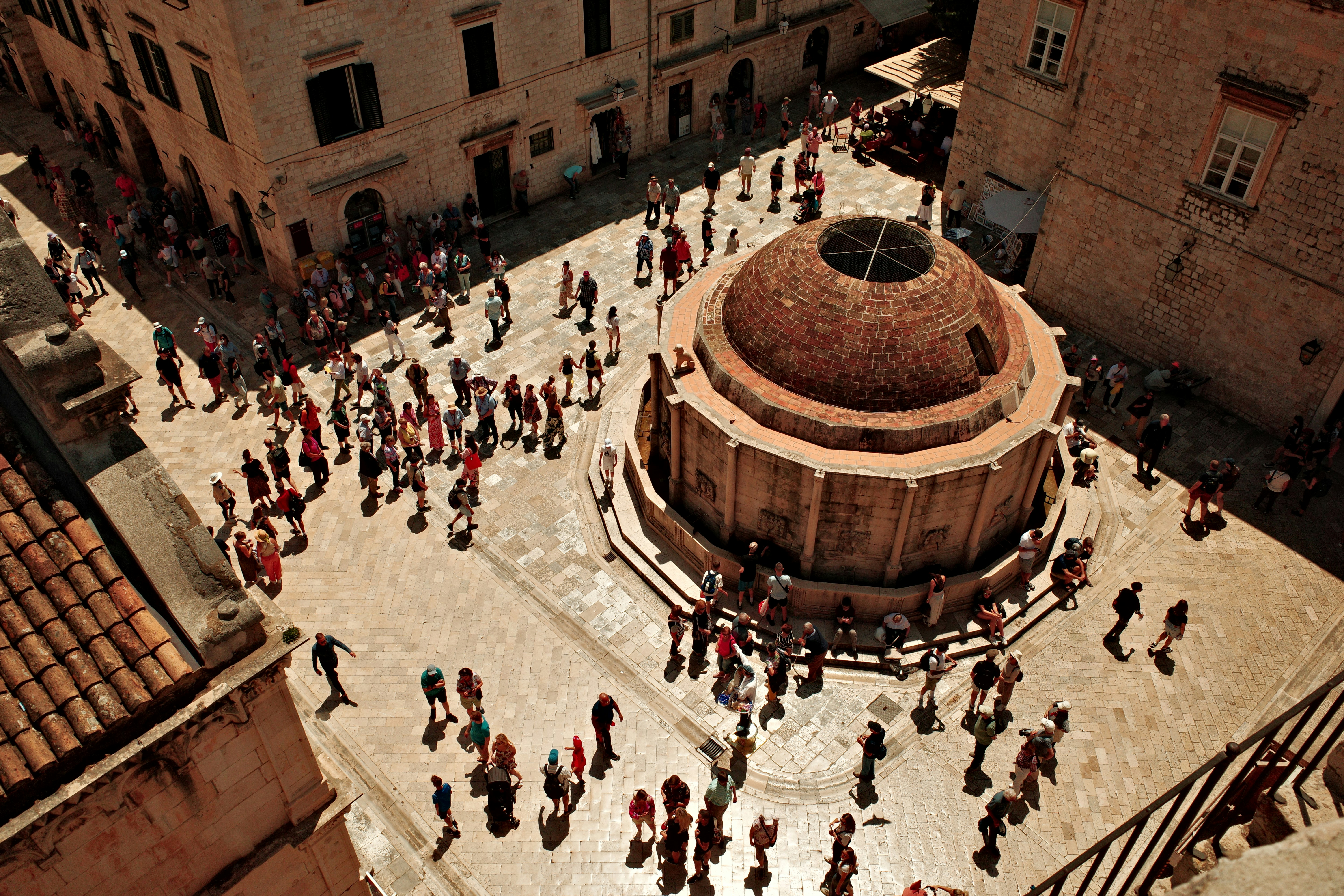 Eine Gruppe von Menschen, die um einen Wasserbrunnen stehen