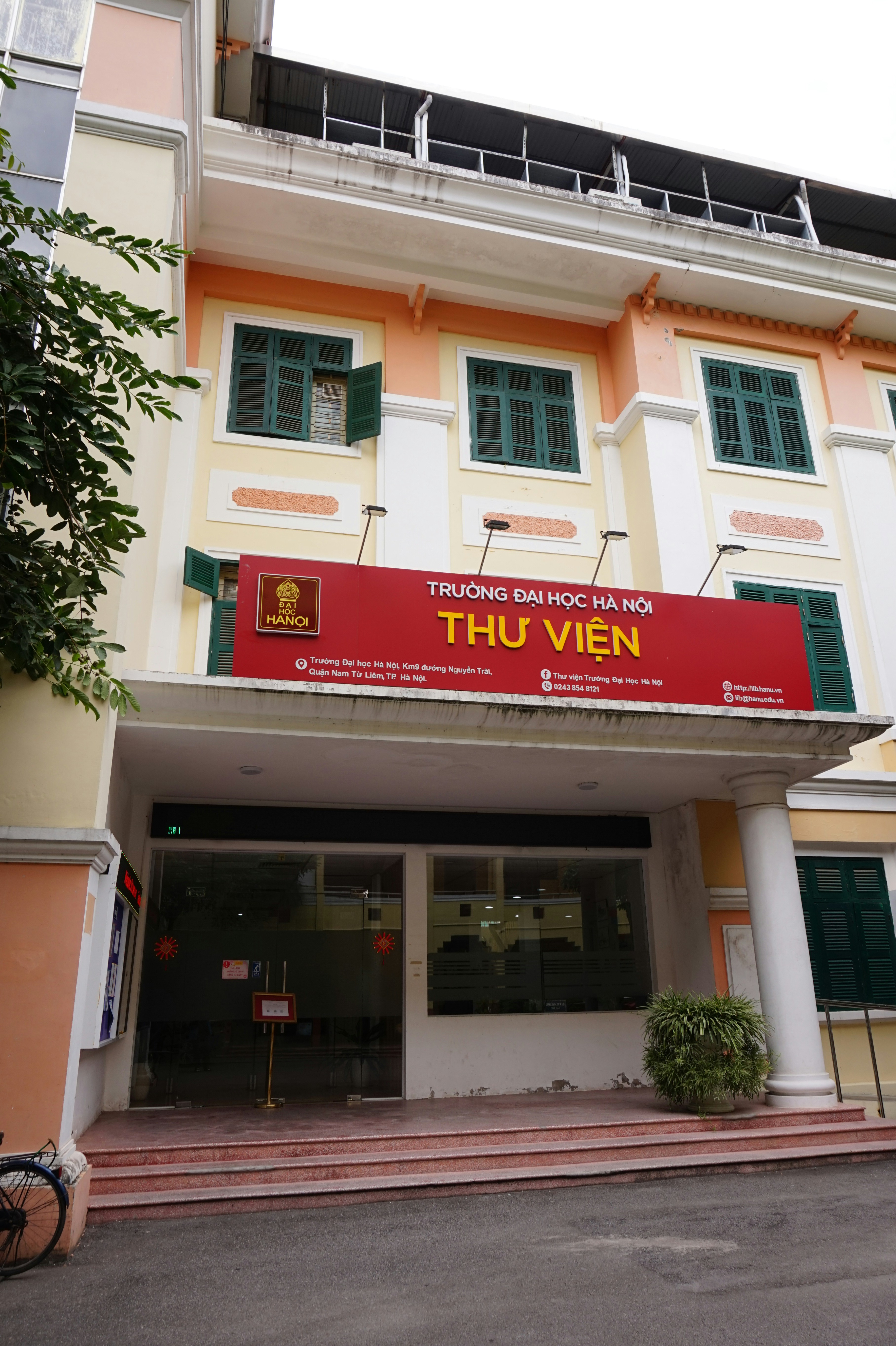 A building with a sign that says thu vien