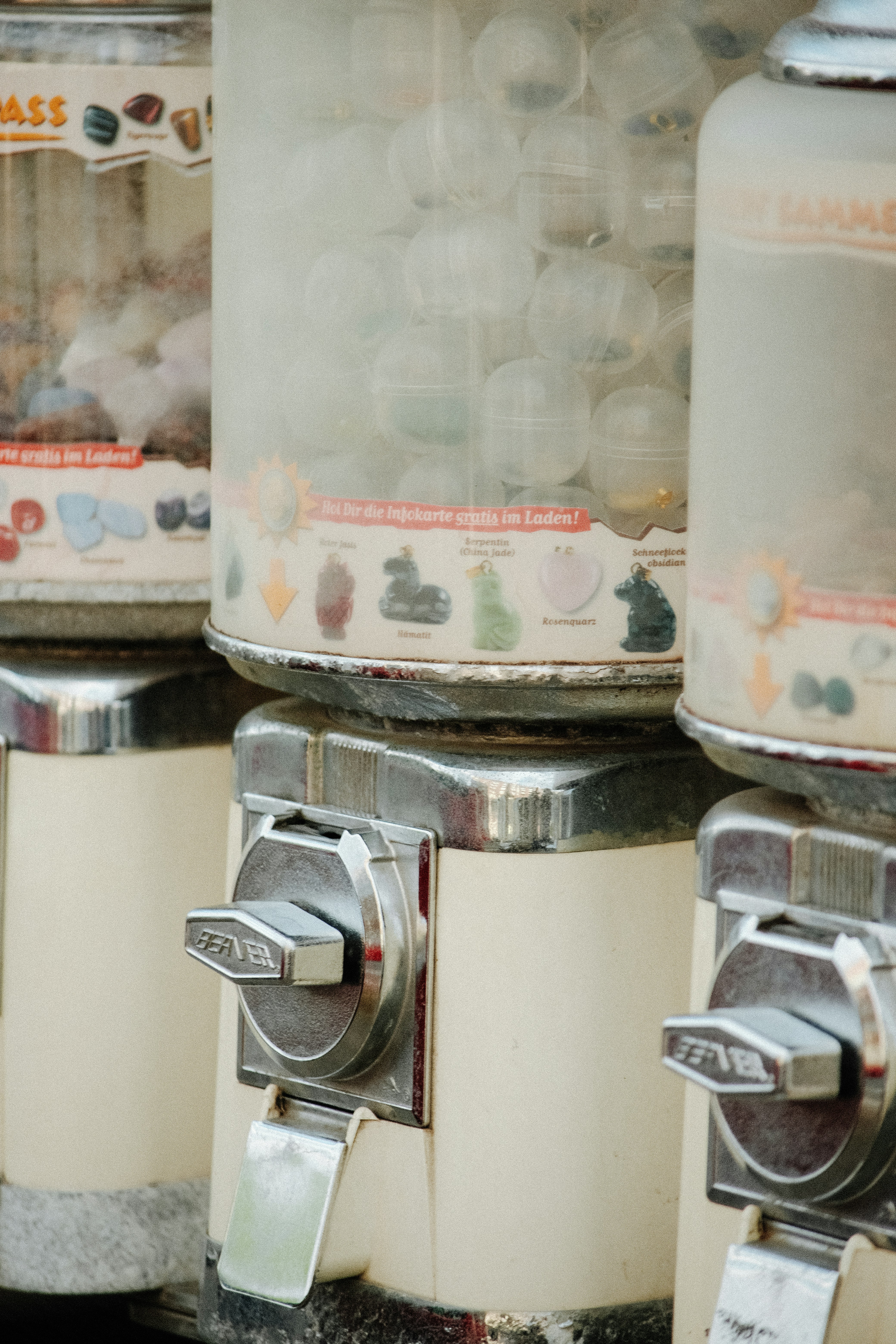 Una fila di distributori d'acqua seduti uno accanto all'altro