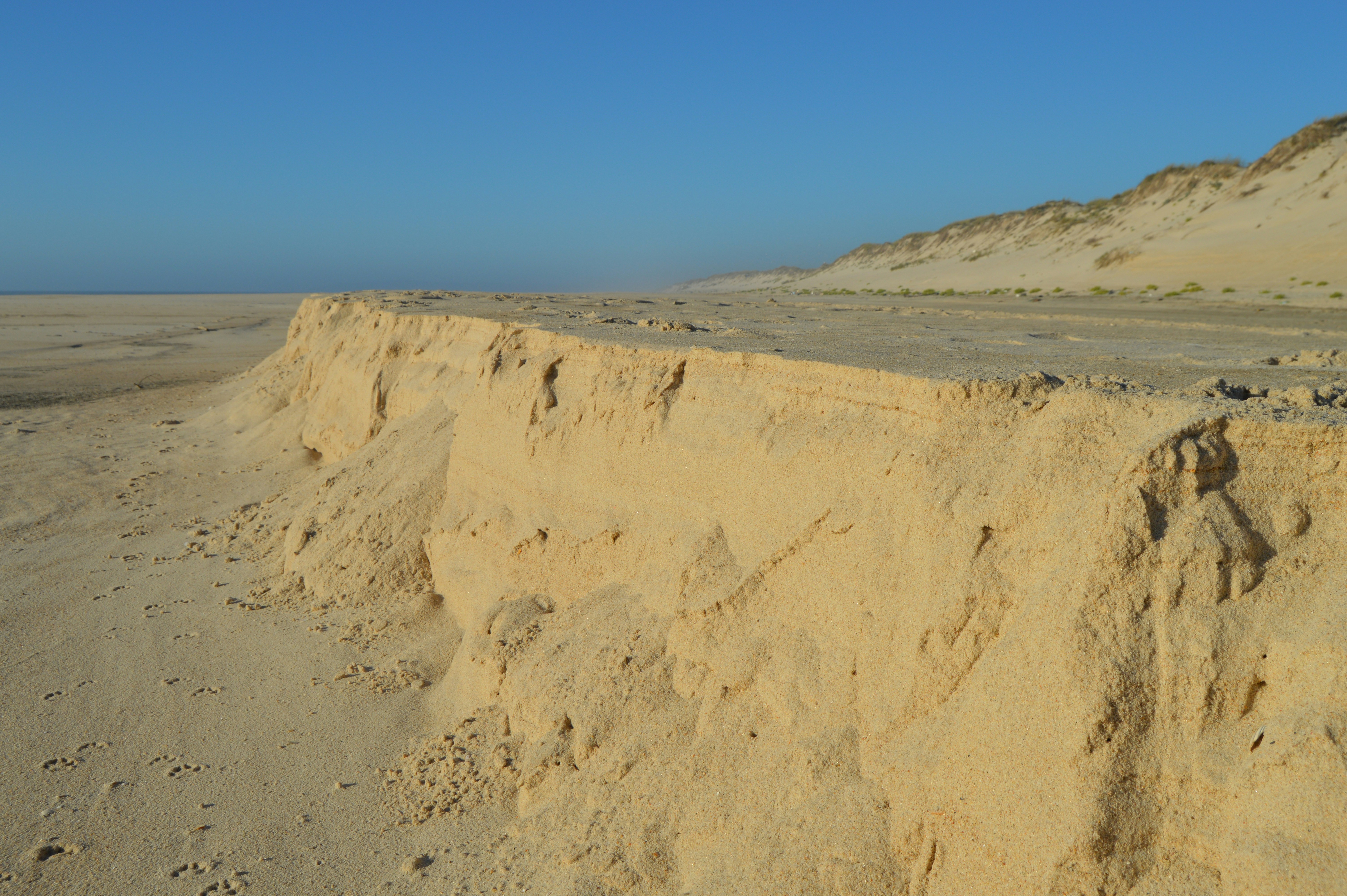 Eine große Sanddüne mitten in einer Wüste